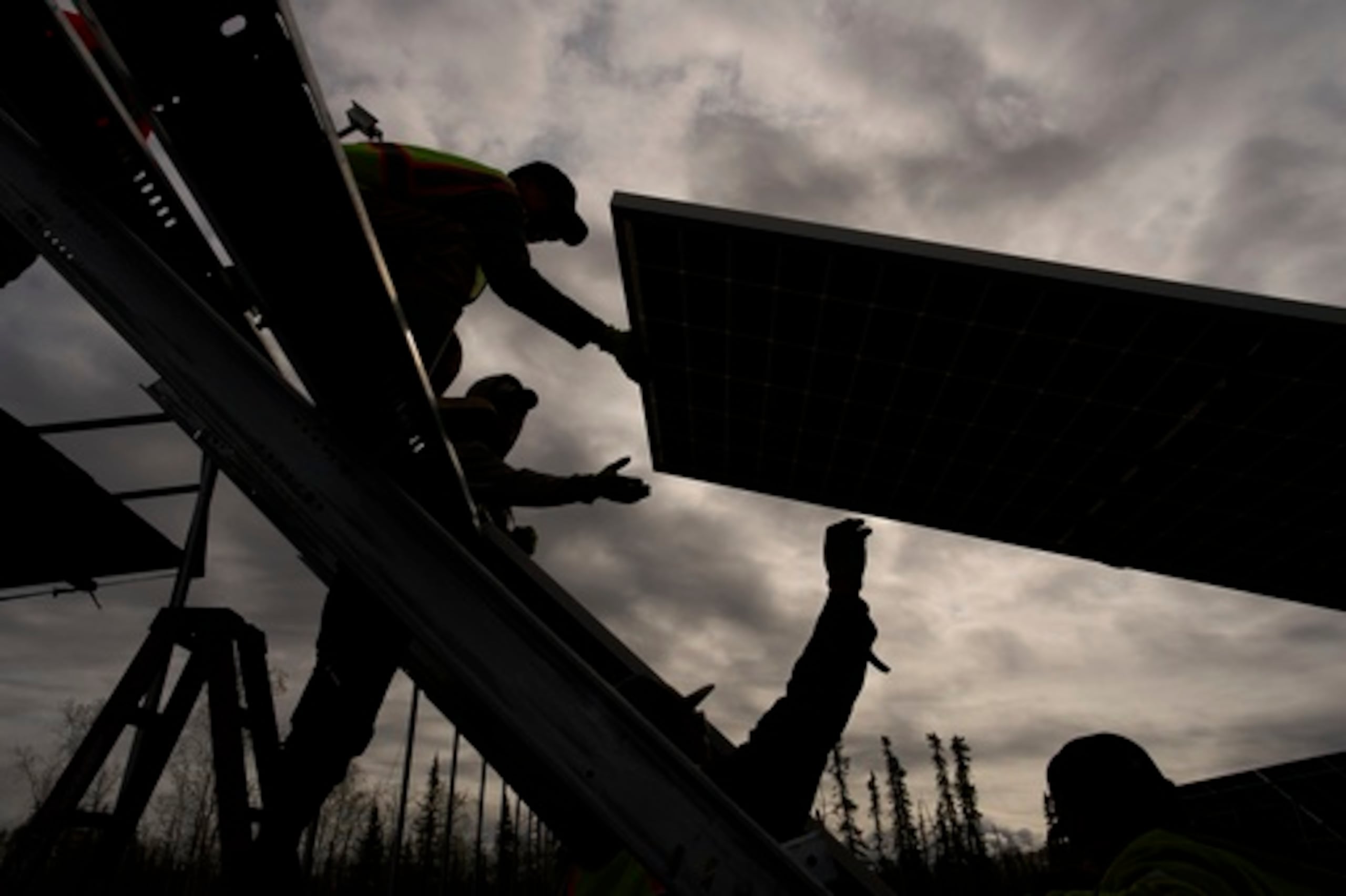 Las tres fuentes de electricidad más baratas a nivel mundial el año pasado fueron la energía eólica terrestre, los paneles solares y la nueva energía hidroeléctrica.