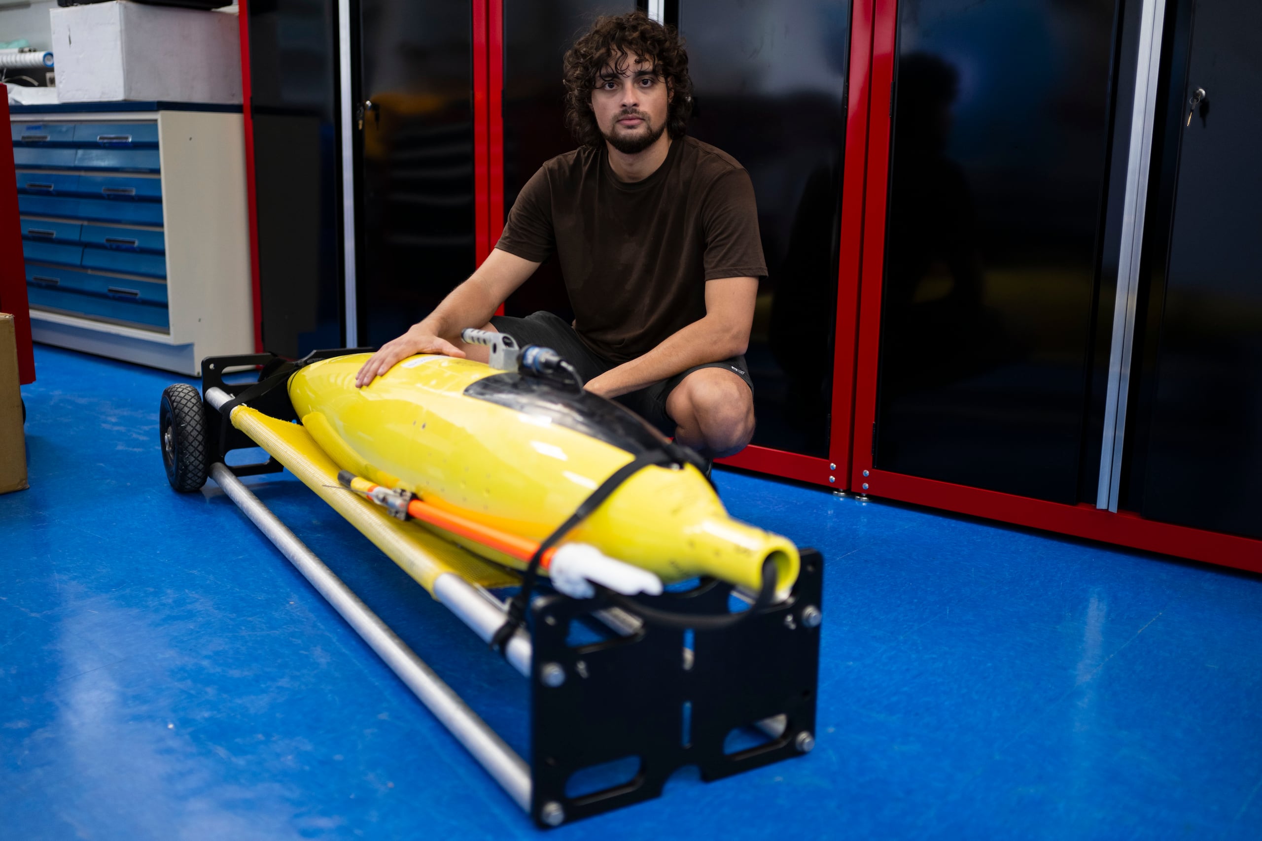 Según explicó el técnico oceanográfico Julián Morell Ramírez, uno de los encargados de pilotear y dar mantenimiento a los “gliders”, estos aparatos recogen información de “conductividad, temperatura y oxígeno hasta 1,000 metros de profundidad, con propósitos de mejorar la predicción de huracanes”.