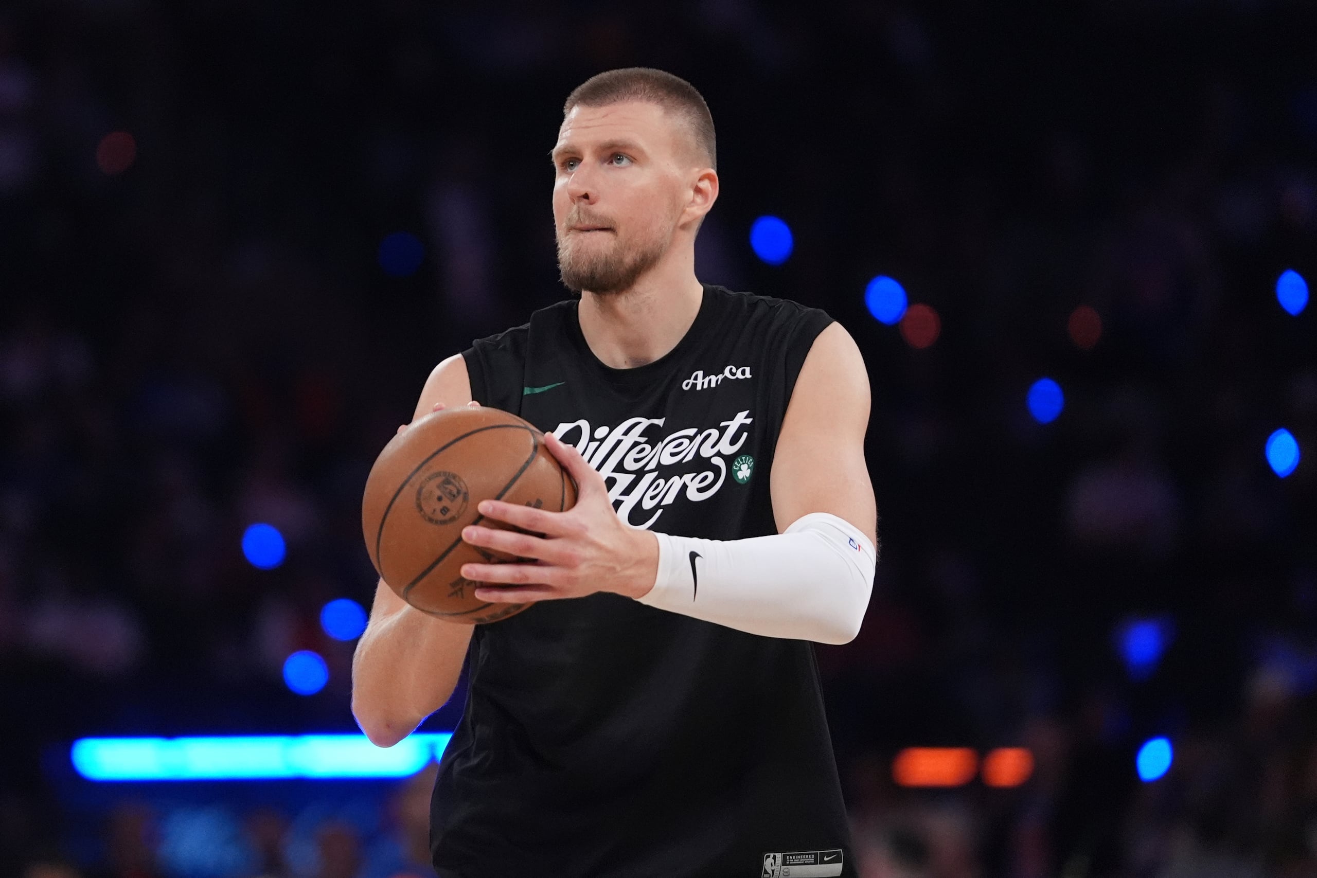 Kristaps Porzingis de los Celtics de Boston antes del Juego 6 de las semifinales de la Conferencia Este de los *playoffs* de baloncesto de la NBA entre los Knicks de Nueva York y los Celtics de Boston el viernes 16 de mayo de 2025 en Nueva York. (AP Photo/Frank Franklin II, Archivo)