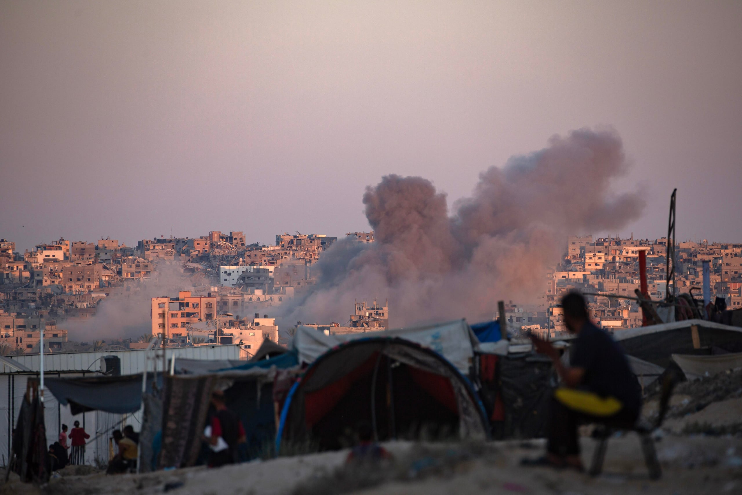 El humo se eleva tras un ataque aéreo israelí en Gaza, donde se ha superado ya la cifra de 40,000 muertos palestinos. (EFE/HAITHAM IMAD)