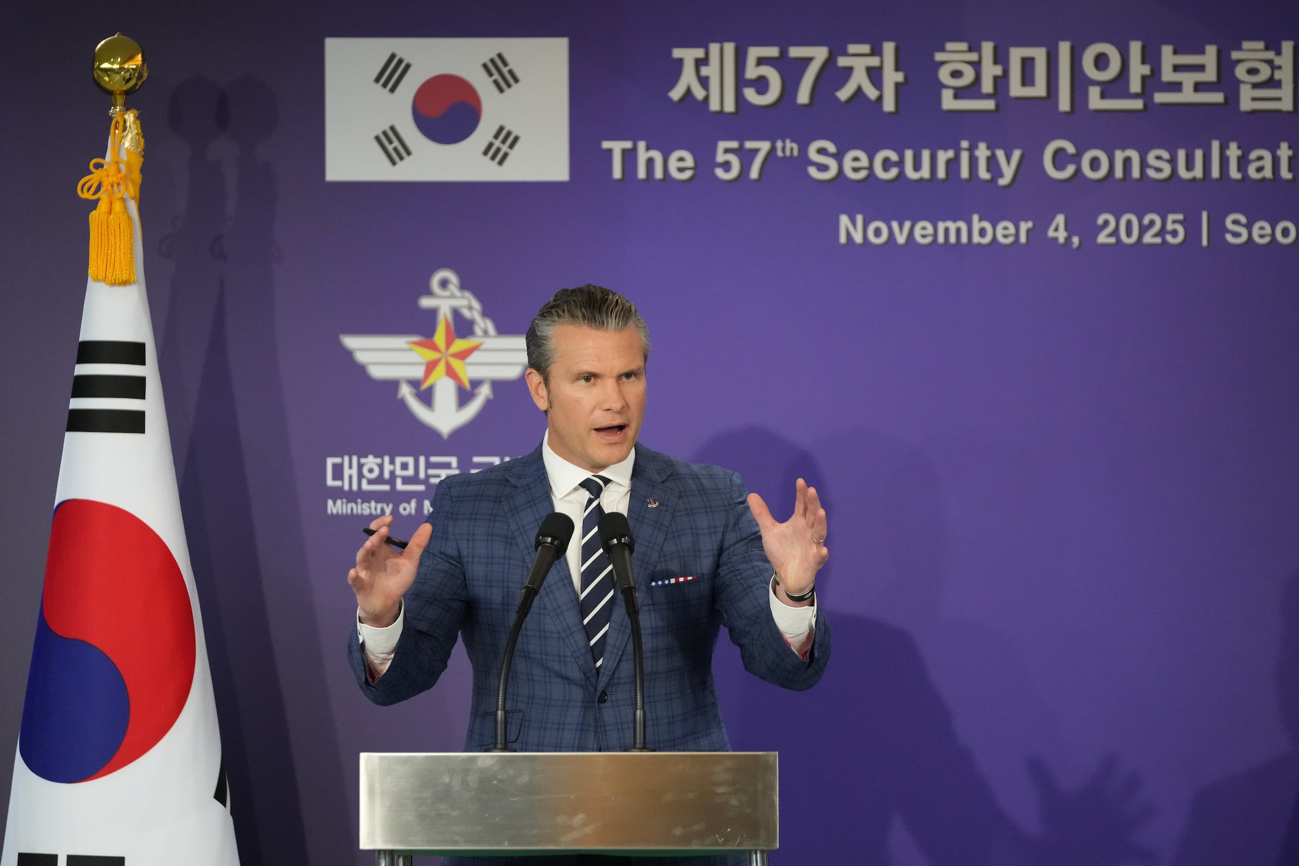 El secretario de Defensa de Estados Unidos Pete Hegseth durante una conferencia de prensa con su homólogo surcoreano Ahn Gyu-back, el martes 4 de noviembre de 2025, en Seúl, Corea del Sur.