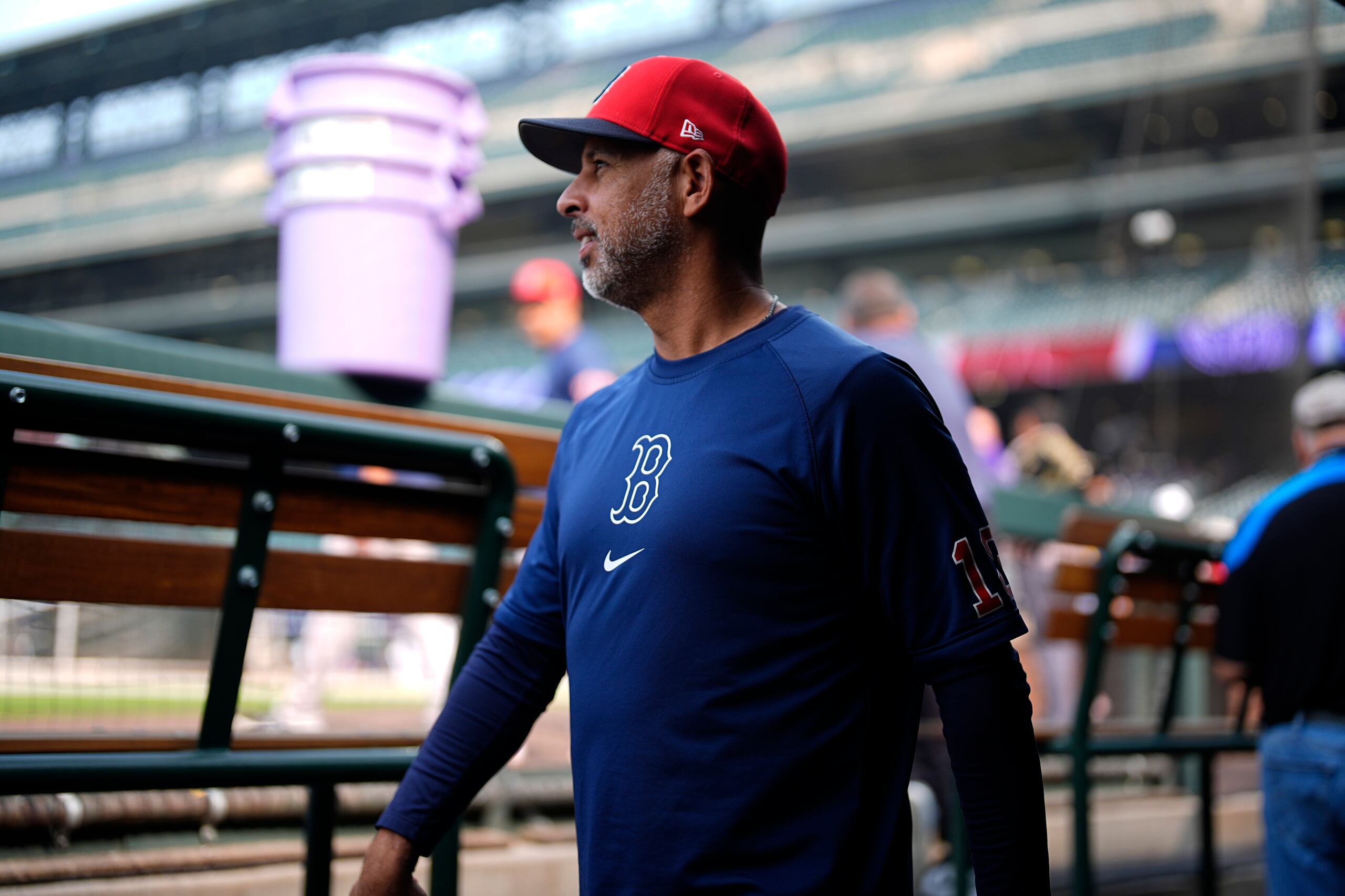 Alex Cora, en la foto, contará en el 2025 con el receptor venezolano Carlos Narváez, luego del extraño cambio realizado entre los Red Sox y los Yankees.