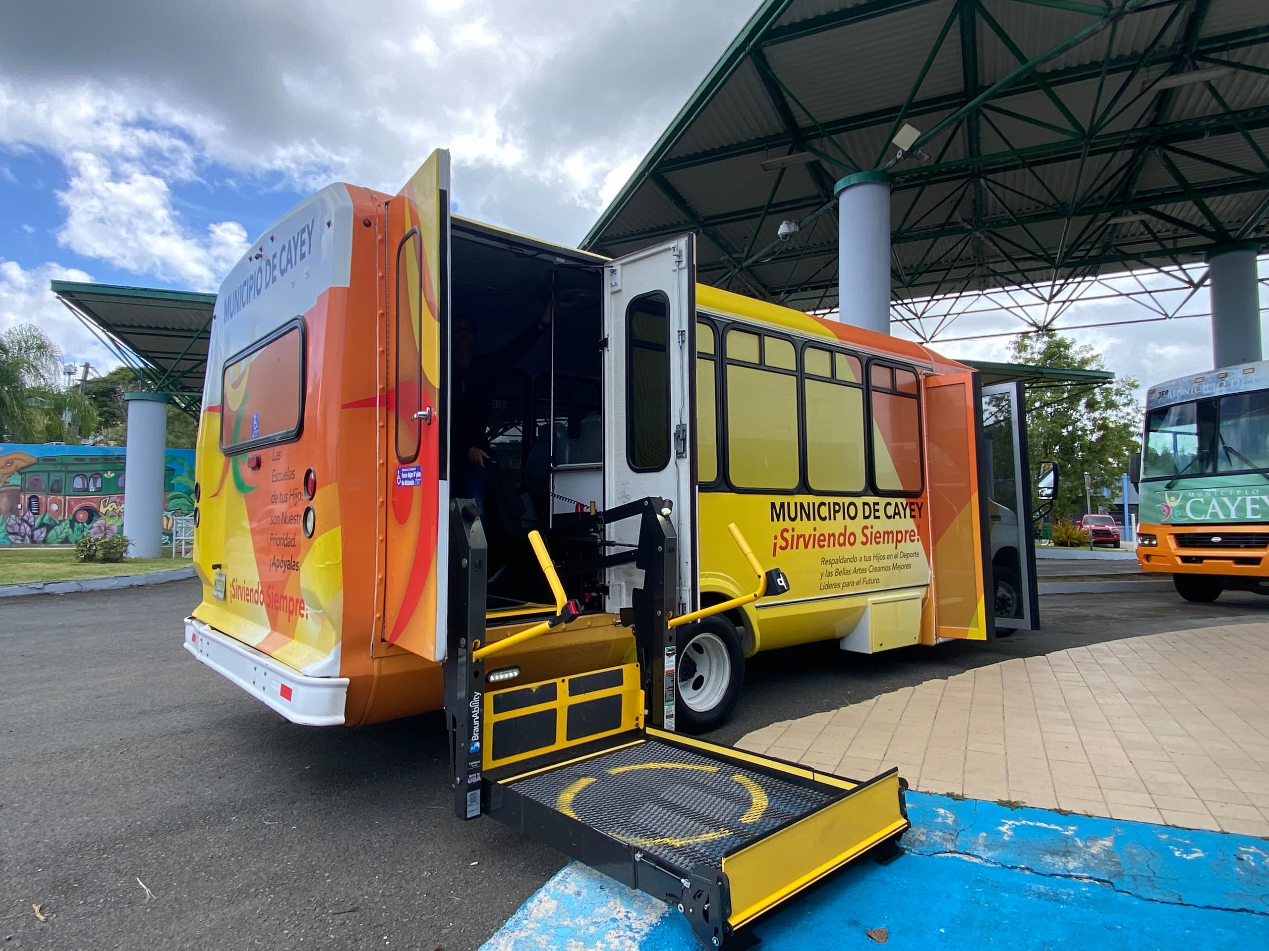 Vehículo de servicio en las facilidades del Centro Mercedes Ortiz en Cayey.