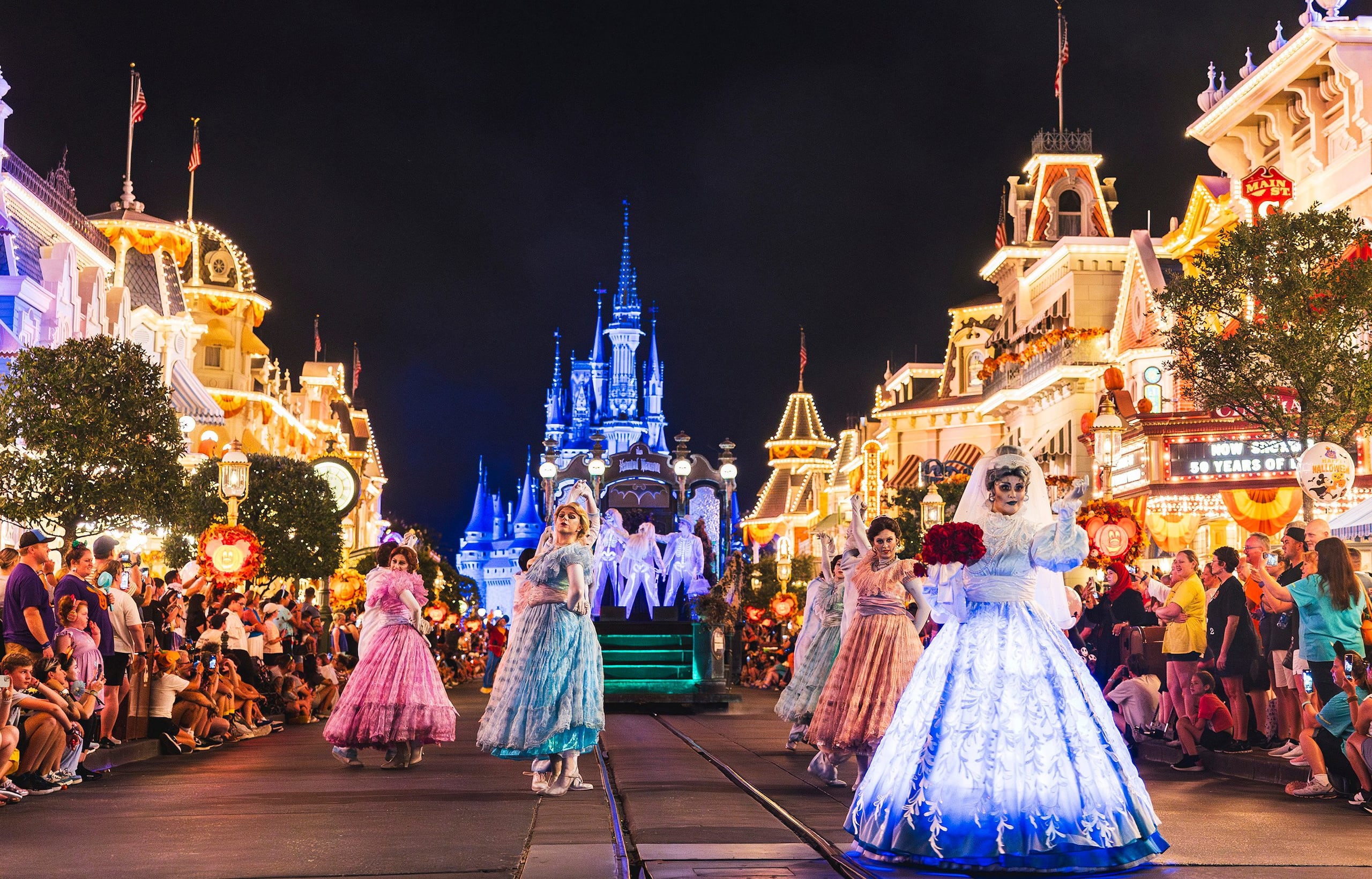 El desfile Mickey’s "Boo-To-You" Halloween Parade es un impresionante espectáculo con carrozas y comparsas.