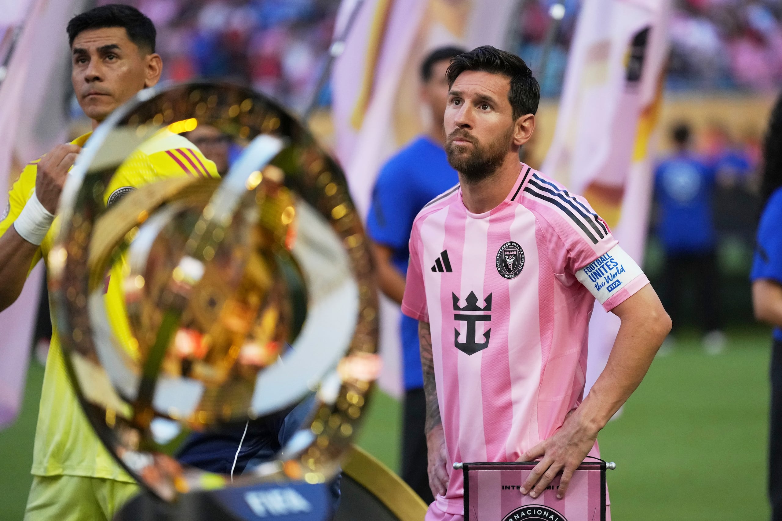 Lionel Messi, del Inter Miami, se coloca detrás del trofeo del Mundial de Clubes, antes del partido ante el Al Ahli, el sábado 14 de junio de 2025 (AP Foto/Rebecca Blackwell)