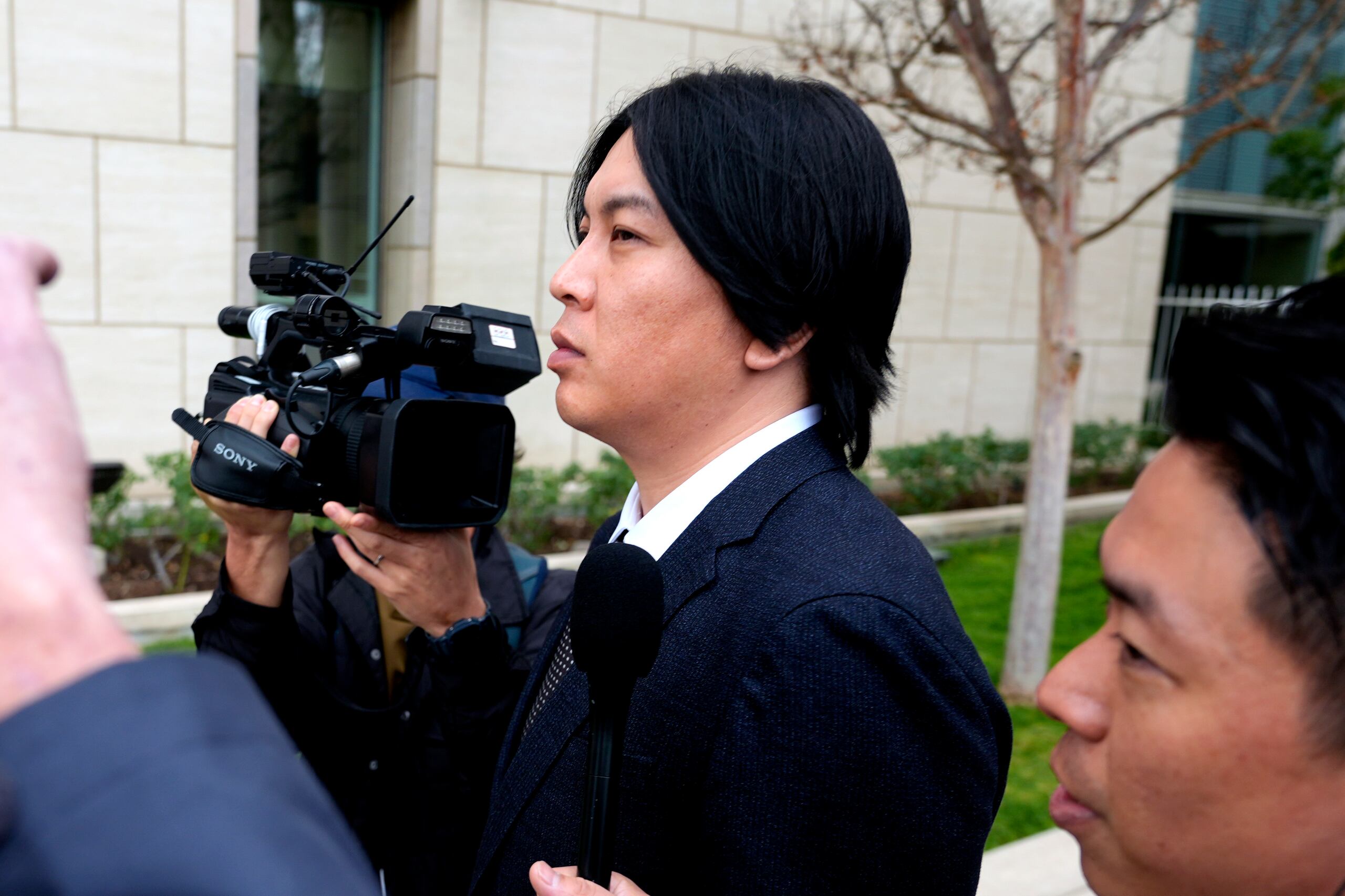 Ippei Mizuhara, exintérprete de Shohei Ohtani, sale de la corte federal tras ser sentenciado por fraude bancario y fiscal el jueves, 6 de febrero de 2025, en Santa Ana, California.