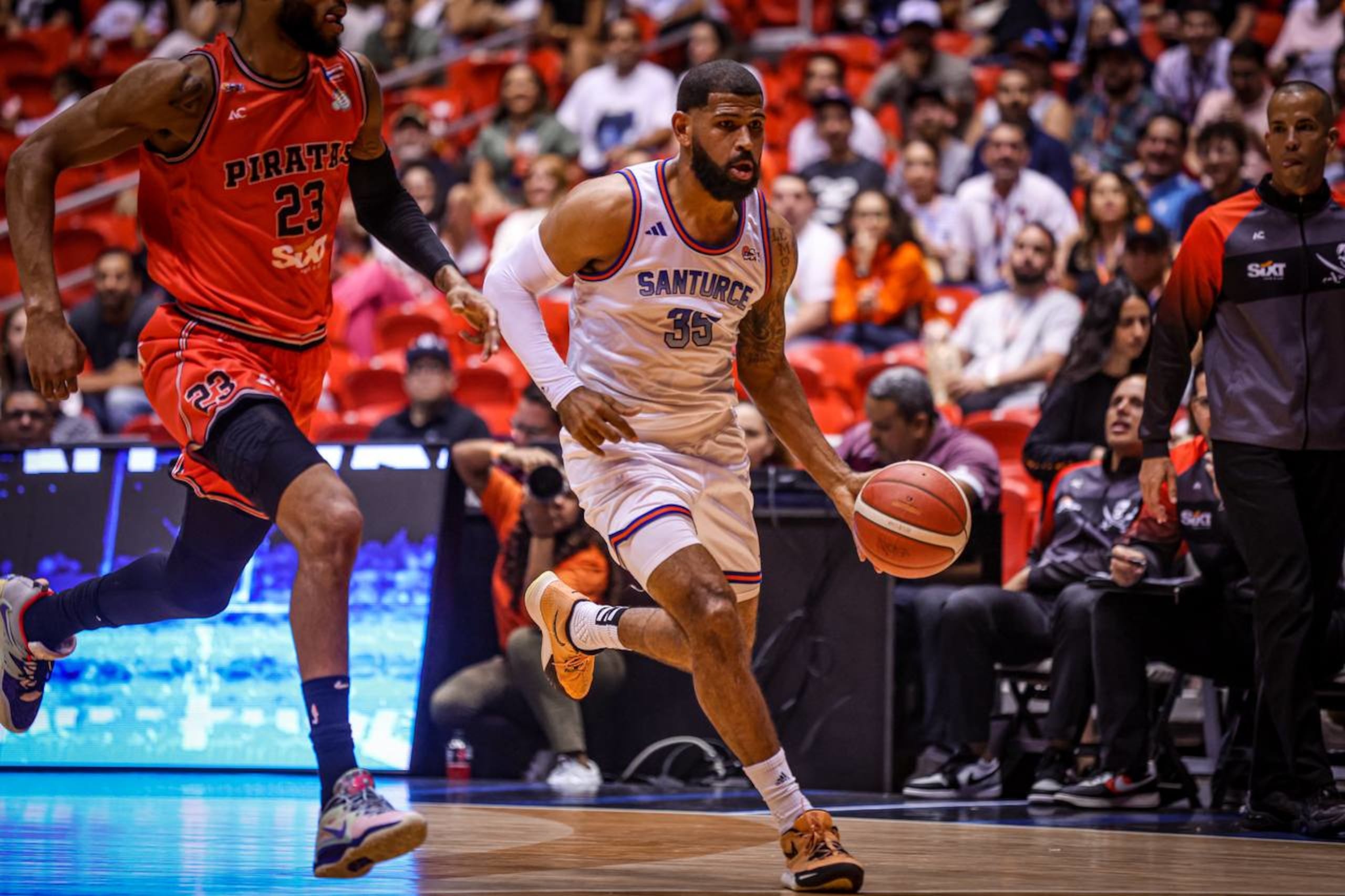 El alero de los Cangrejeros de Santurce, Ángel Matías.