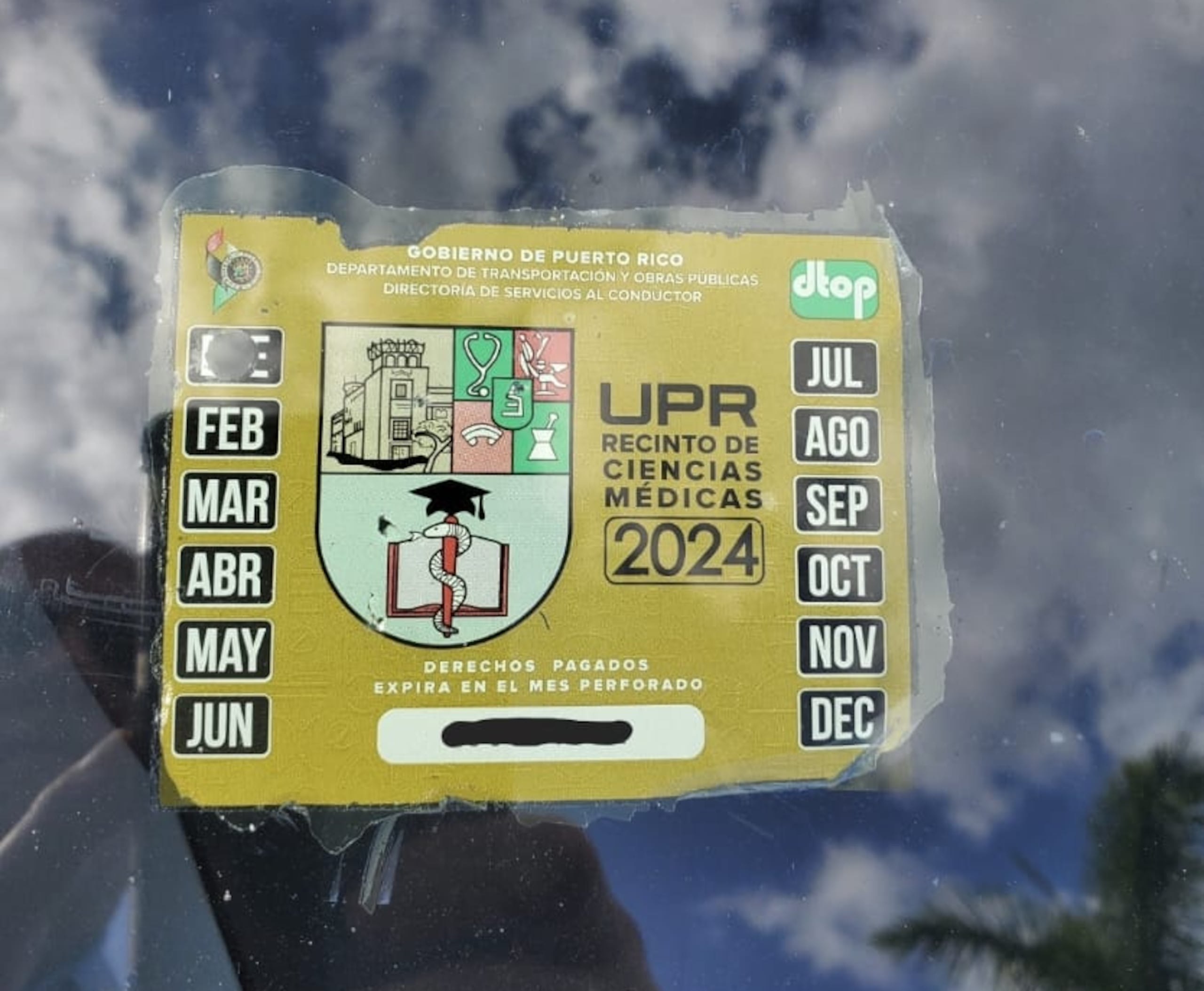 Imagen de un marbete de pegatina.