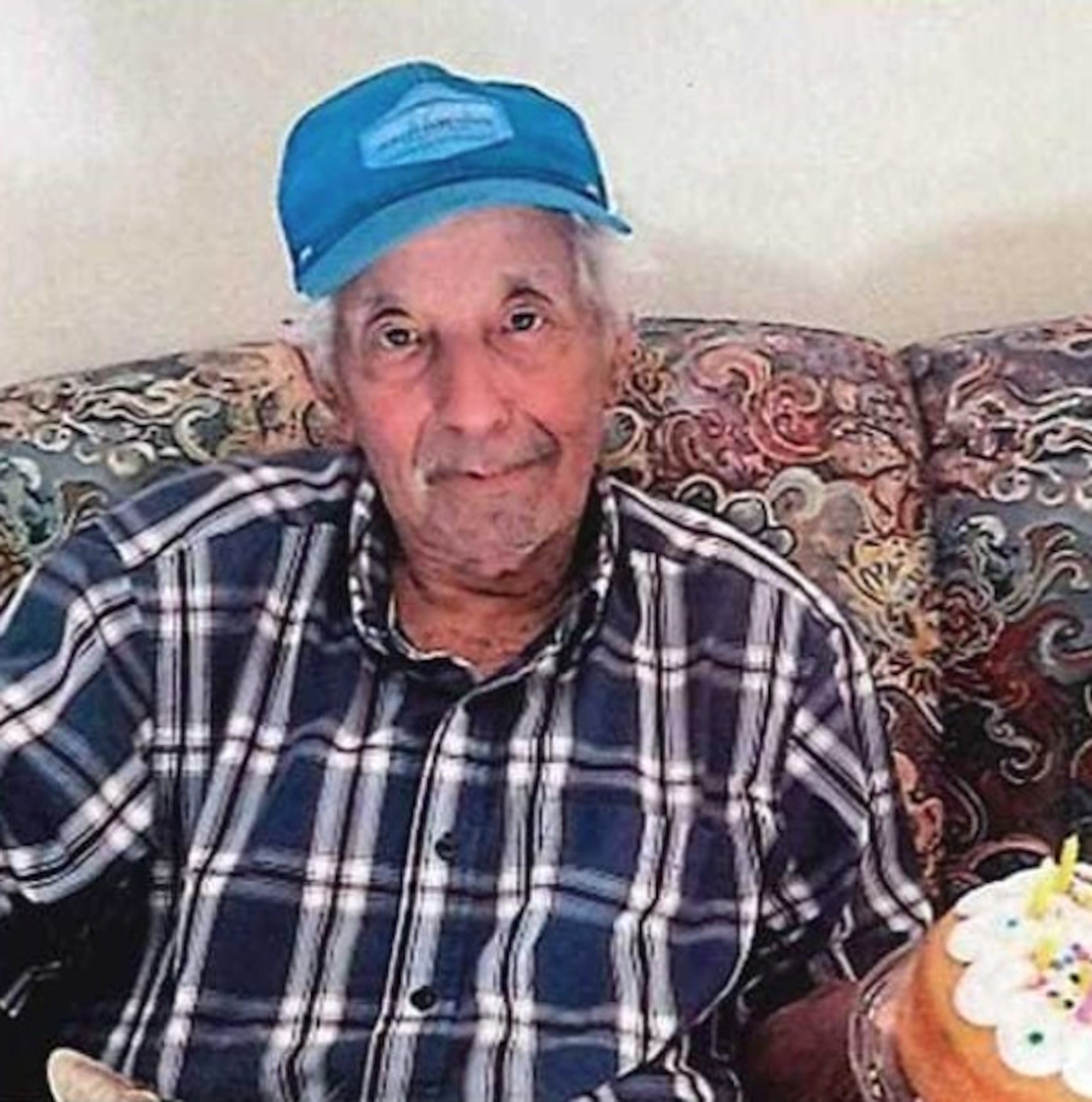 La última vez que fue visto, Matos Solís vestía pantalón color negro, camisa a cuadros en colores negro, blanco y gris y calzado deportivo.