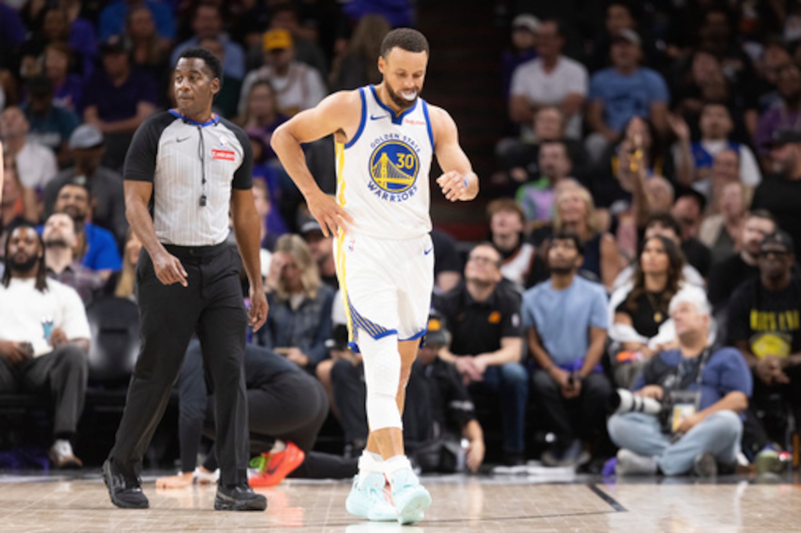 El escolta de los Golden State Warriors Stephen Curry (30) camina durante la primera mitad de su partido del torneo de play-in de la NBA contra los Phoenix Suns en Phoenix, Arizona, el viernes 17 de abril de 2026. (Stephen Lam/San Francisco Chronicle vía AP)
