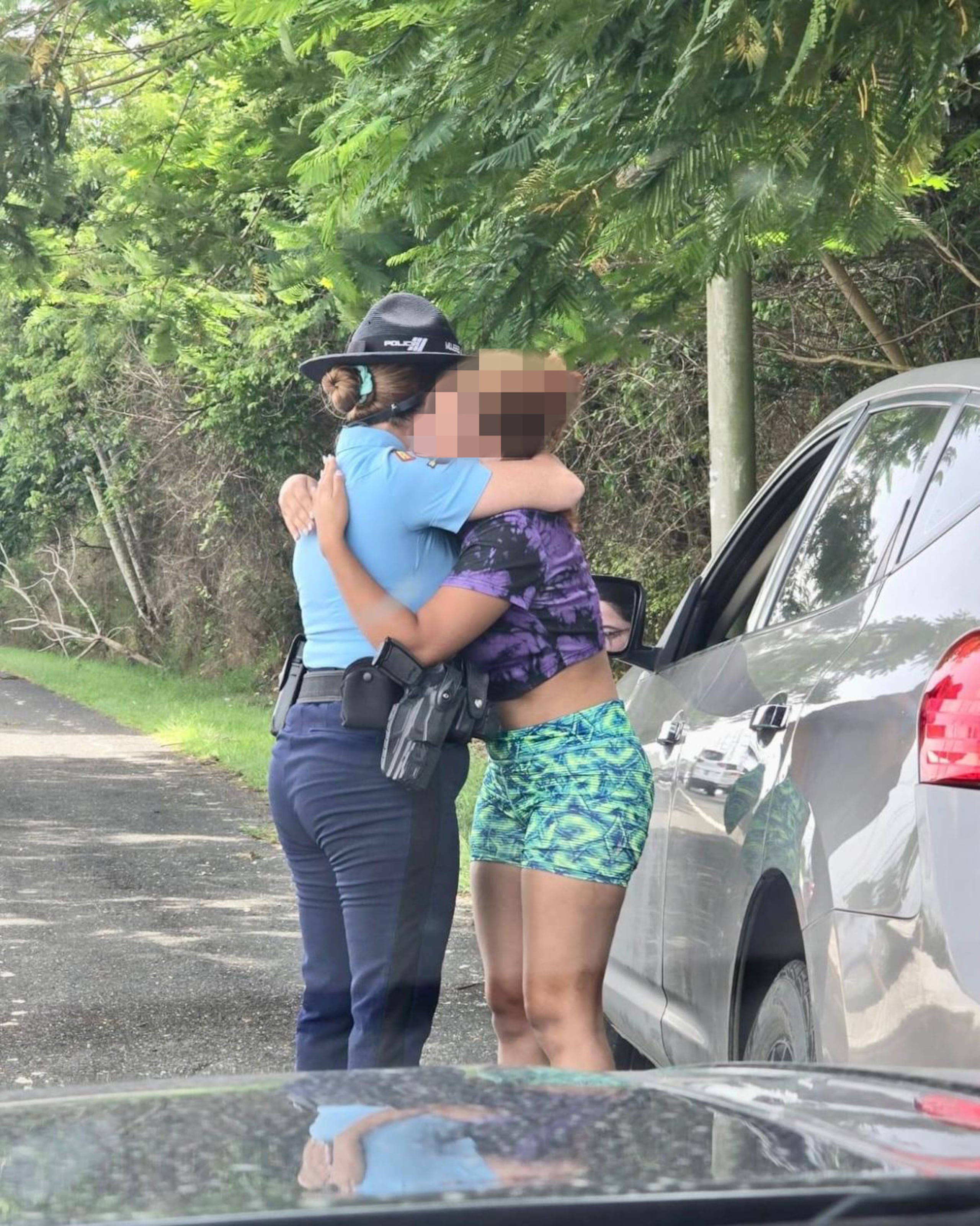 La agente Melissa Pérez, adscrita a la División de Patrullas de Carreteras de Aguadilla logró tranquilizar a la conductora que estaba muy nerviosa.