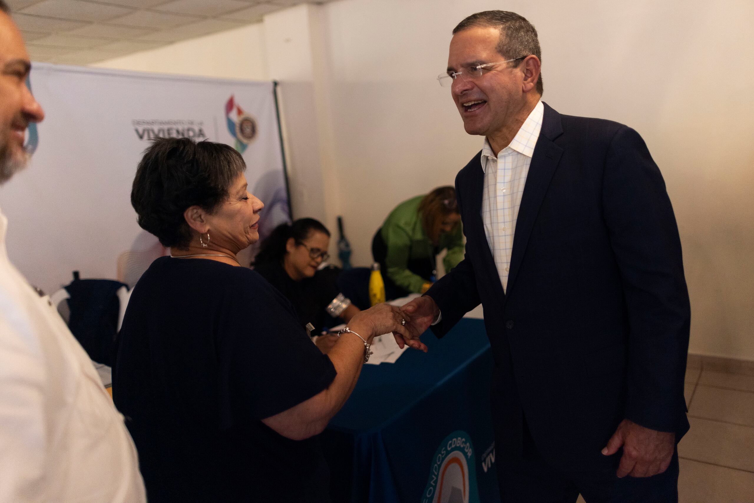 El gobernador Pedro R. Pierluisi y el secretario de la Vivienda, William Rodríguez Rodríguez, entregaron hoy 35 títulos de propiedad a residentes de diversas comunidades de las regiones de Carolina, San Juan y Bayamón.