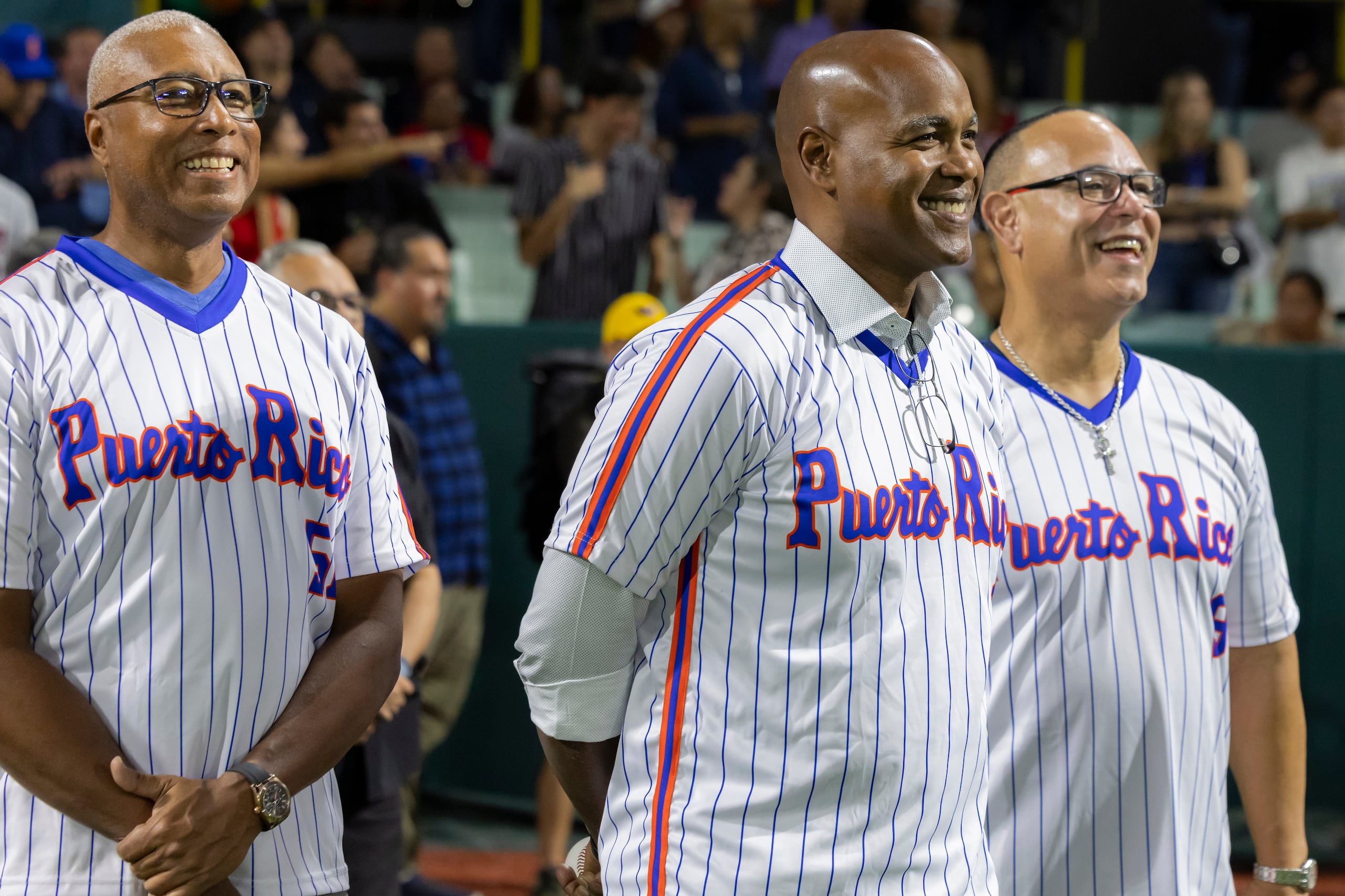 Carlos Delgado, al centro durante el homenaje que le fue dado al Dream Team el mes pasado, estaba supuesto a dirigir la Selección de Puerto Rico en el torneo.