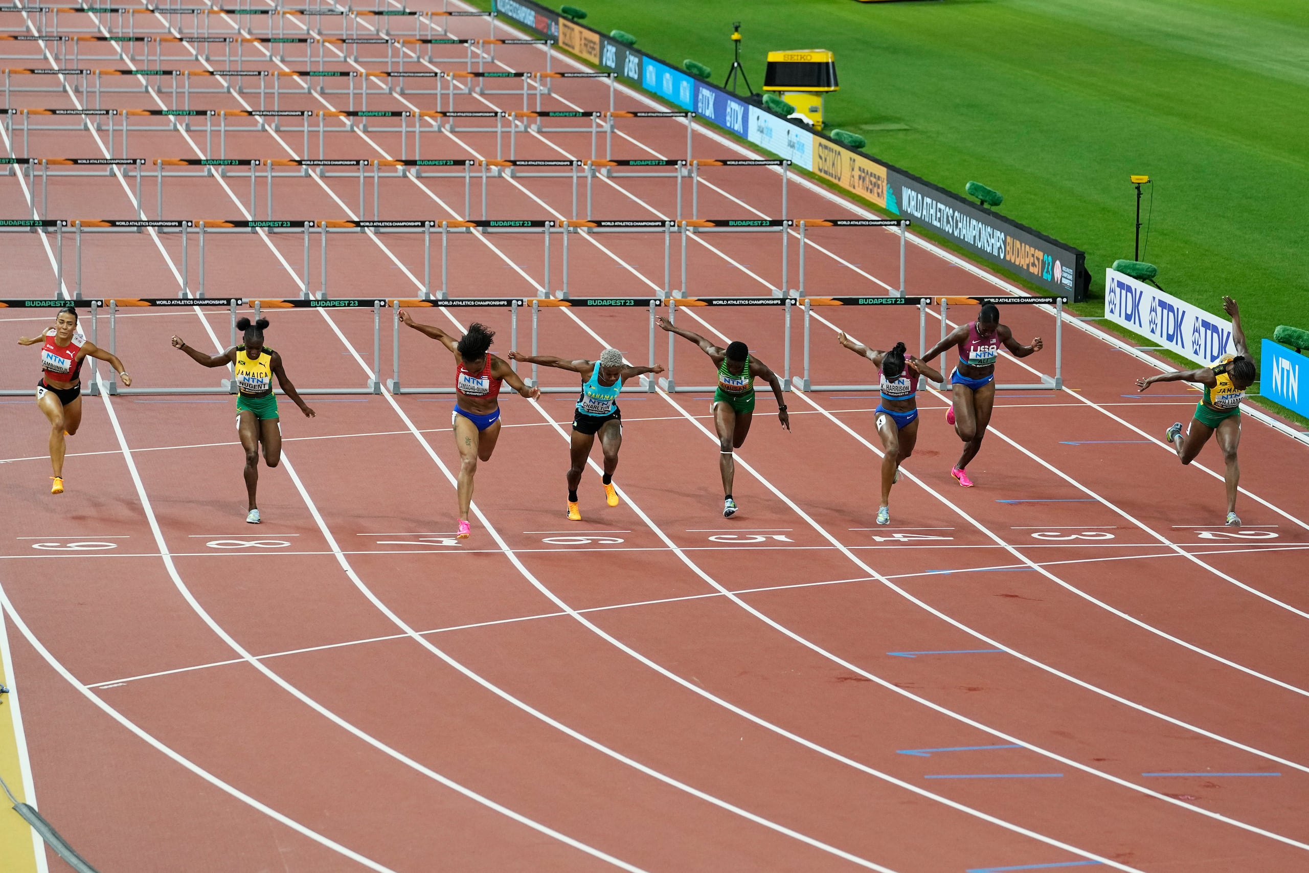 Aasí de ajustada fue la llegada, con Camacho Quinn por el carril 7.