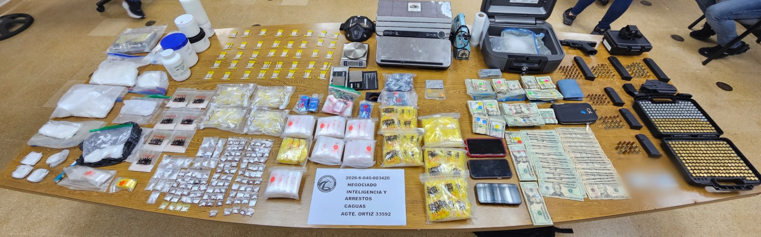 Sustancias controladas, un arma de fuego, balas, cargadores y dinero ocupado en un alanamiento en la urbanización Madrid, en Juncos.