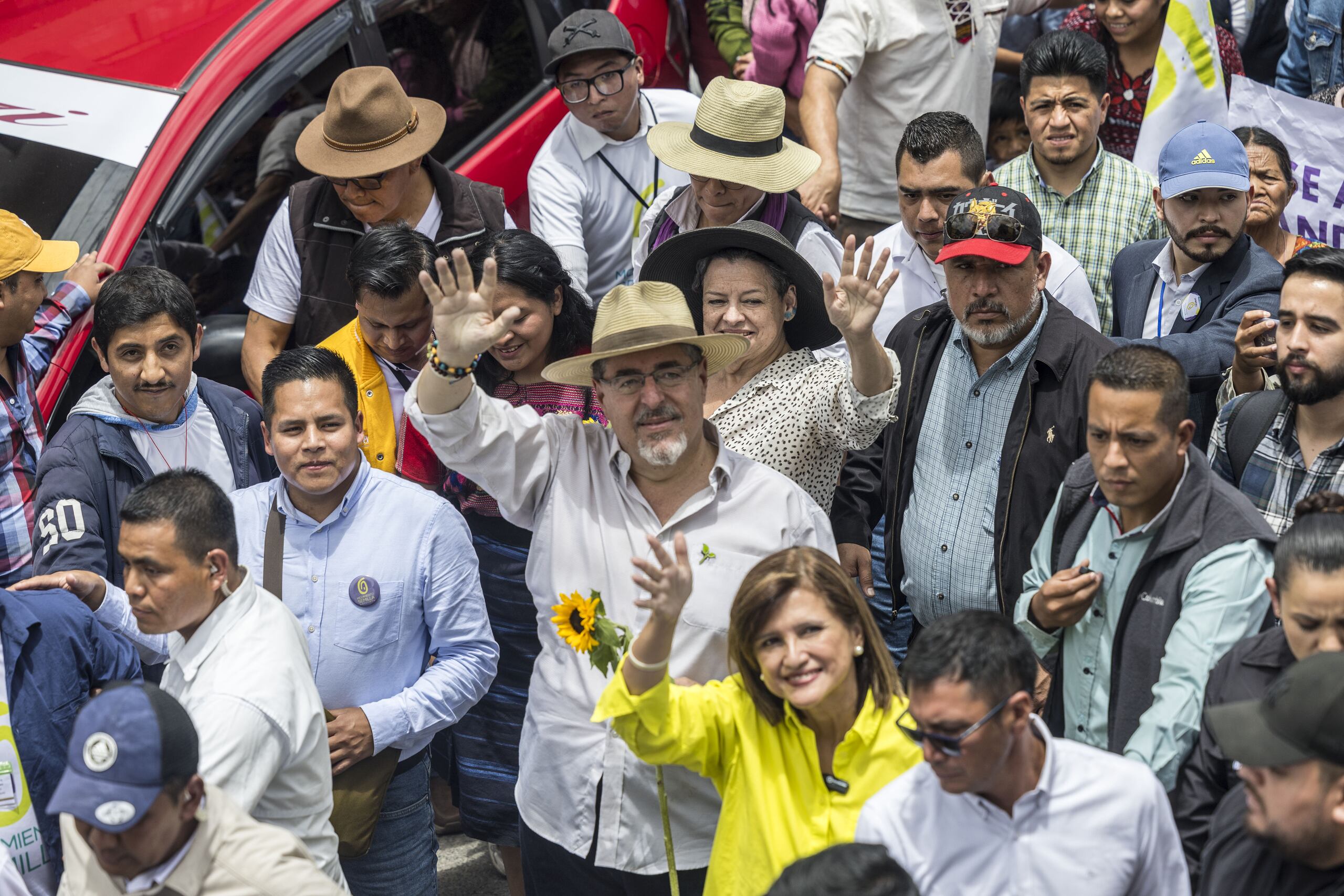 Estados Unidos advirtió el viernes que la persecusión contra el candidato del Movimiento Semilla, Bernardo Arévalo (al centro) en Guatemala, es propio de las "dictaduras".
