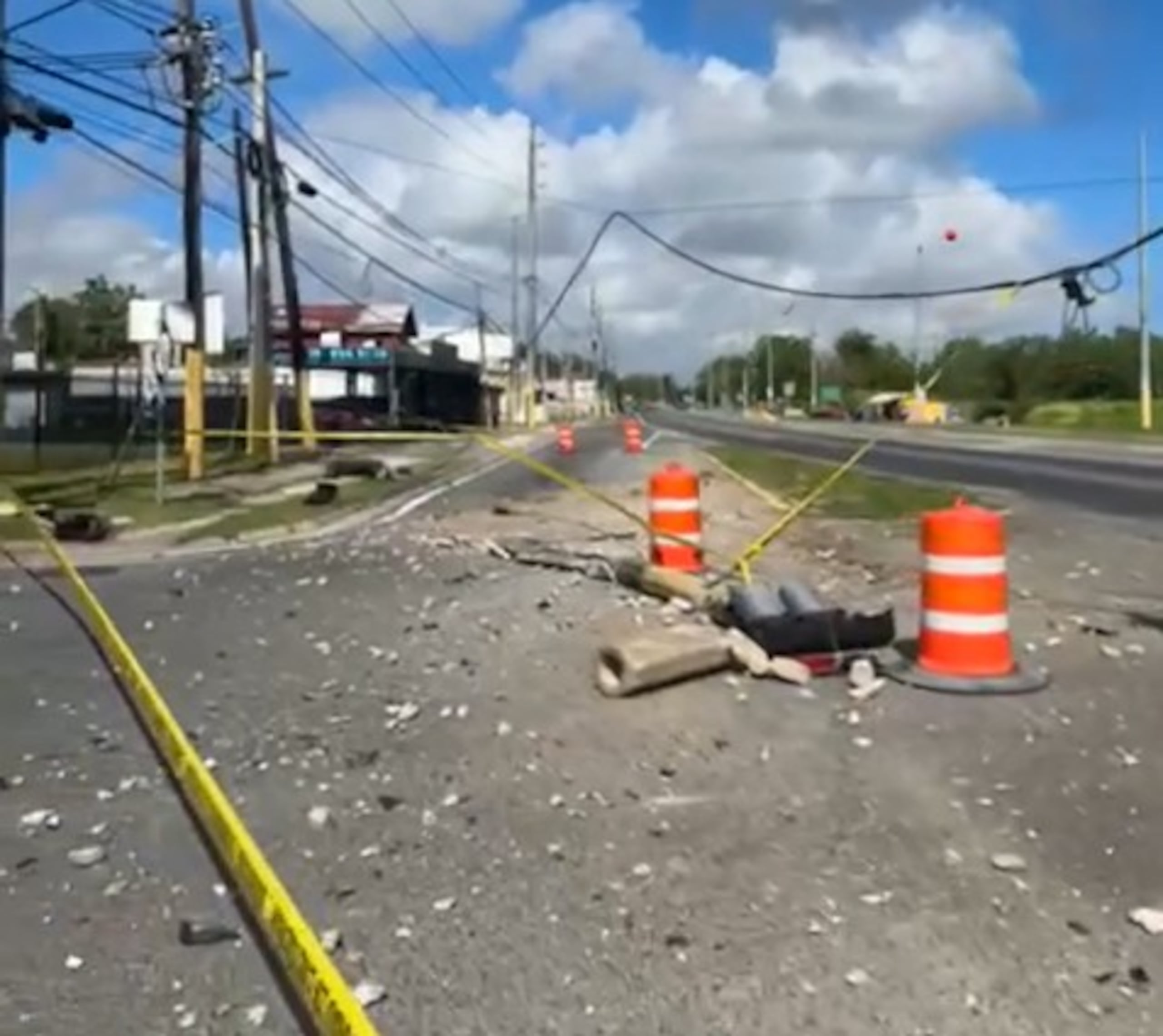 Brigadas de la Autoridad de Carreteras y Transportación atendían la situación.