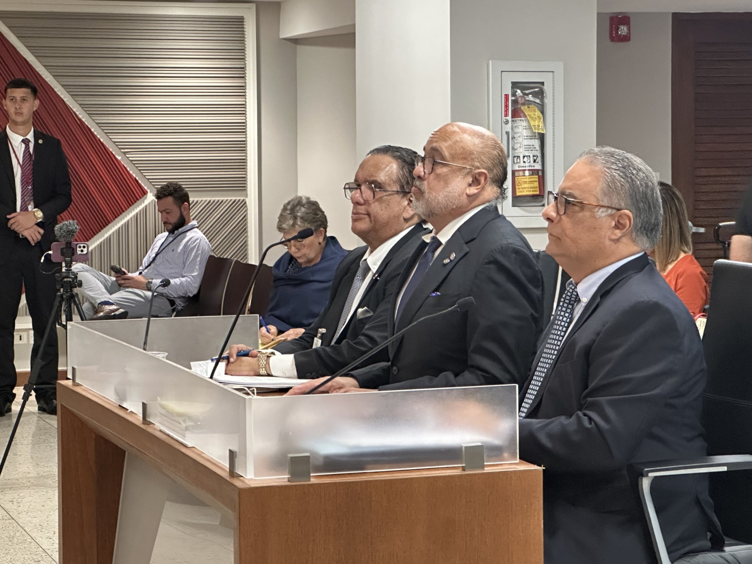 Presidente de Physician Correctional, Raúl Villalobos, comparece al Senado para responder preguntas sobre excarcelación de Hermes Ávila Vázquez, en 2023.