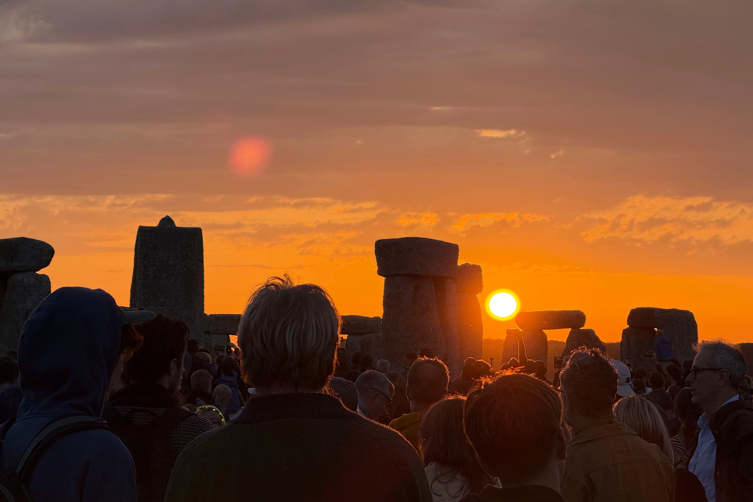 Stonehenge fue construido hace 5,000 años en las tierras planas de Salisbury Plain, aproximadamente a 120 kilómetros (75 millas) al suroeste de Londres.