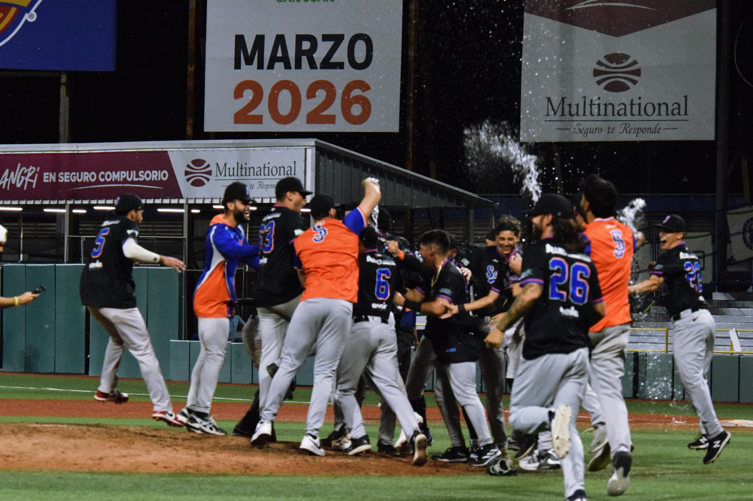Senadores de San Juan celebran el pase a la serie final.