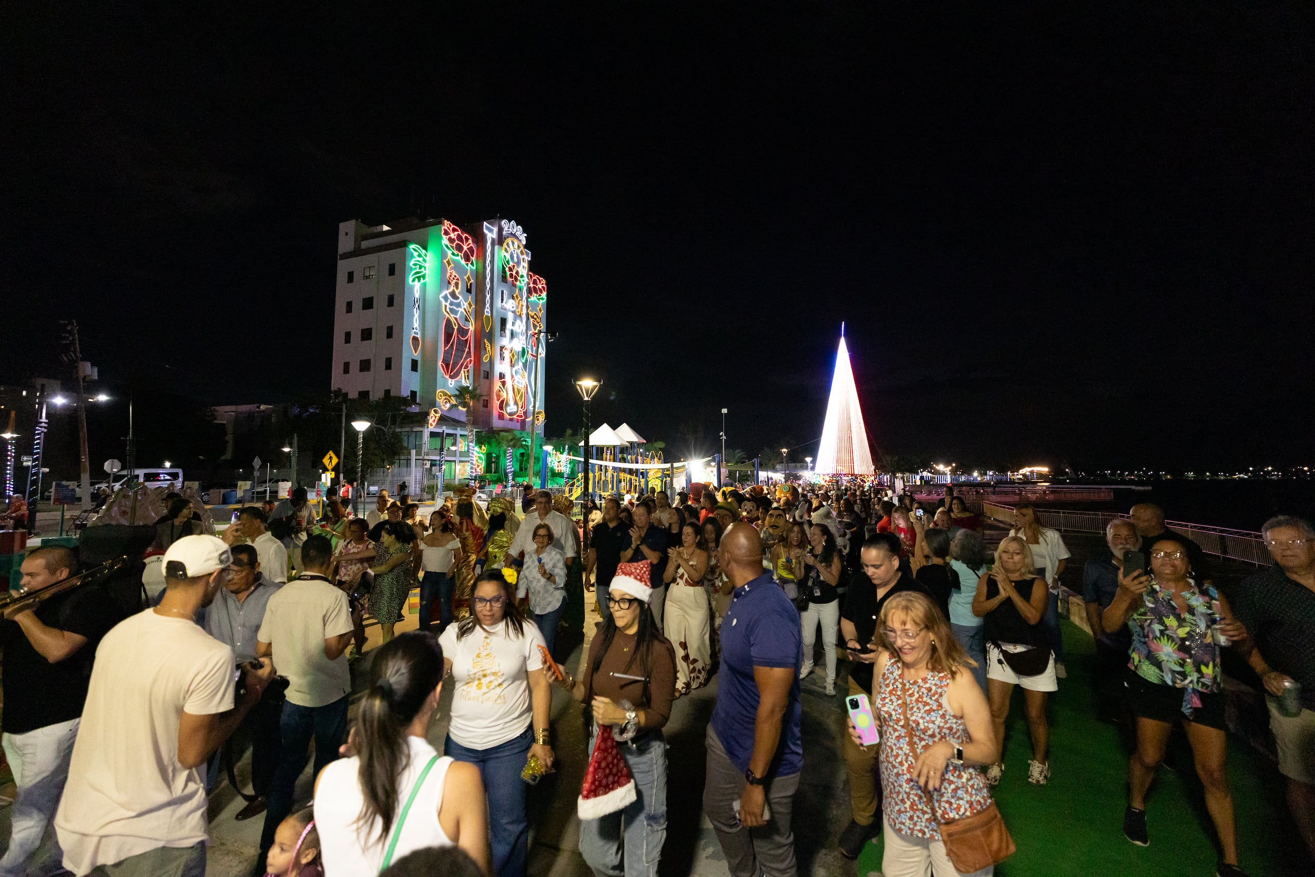 Un árbol de unos 72 pies capaz de emitir proyecciones lumínicas, en unión a la imponente decoración del edificio de la alcaldía, son los protagonistas del espectáculo que se extiende hasta las 2:00 a.m.