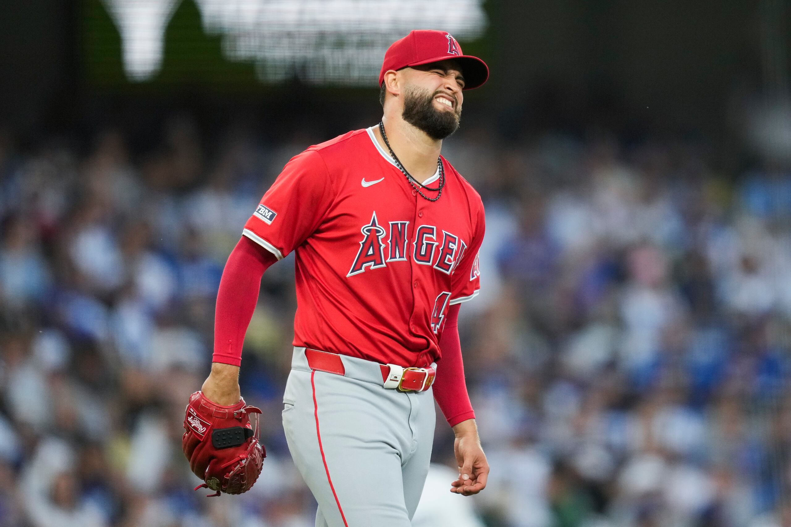 Patrick Sandoval (43), abridor de los Angels de Los Ángeles, reacciona después de sufrir una lesión durante la tercera entrada del juego de béisbol en contra de los Dodgers de Los Ángeles, el viernes 21 de junio de 2024, en Los Ángeles.