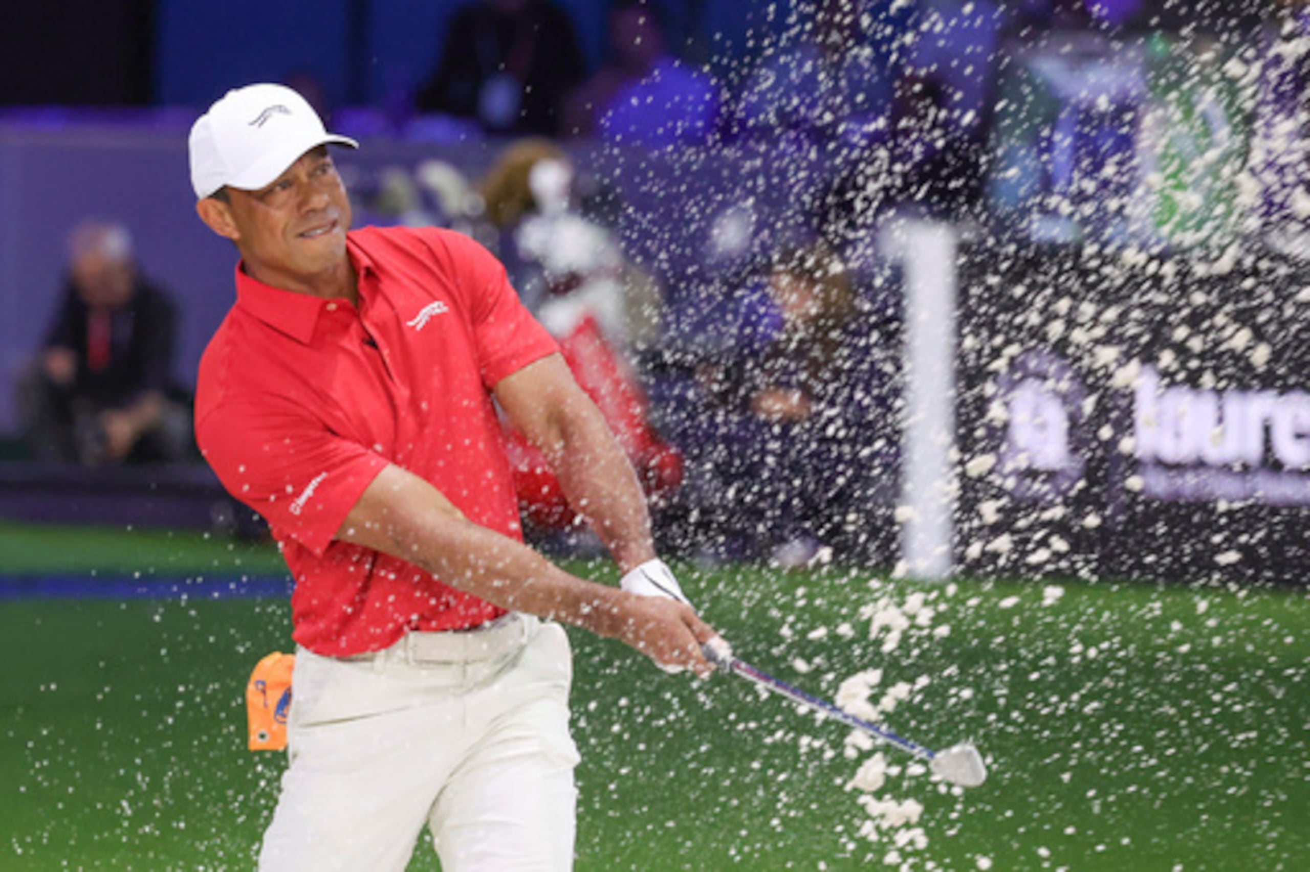 Tiger Woods, del Jupiter Links Golf Club, juega un tiro desde una trampa de arena en el hoyo ocho, durante el día final del torneo de golf TGL, el martes 24 de marzo de 2026, en Palm Beach Gardens, Florida. (Foto AP/Reinhold Matay)