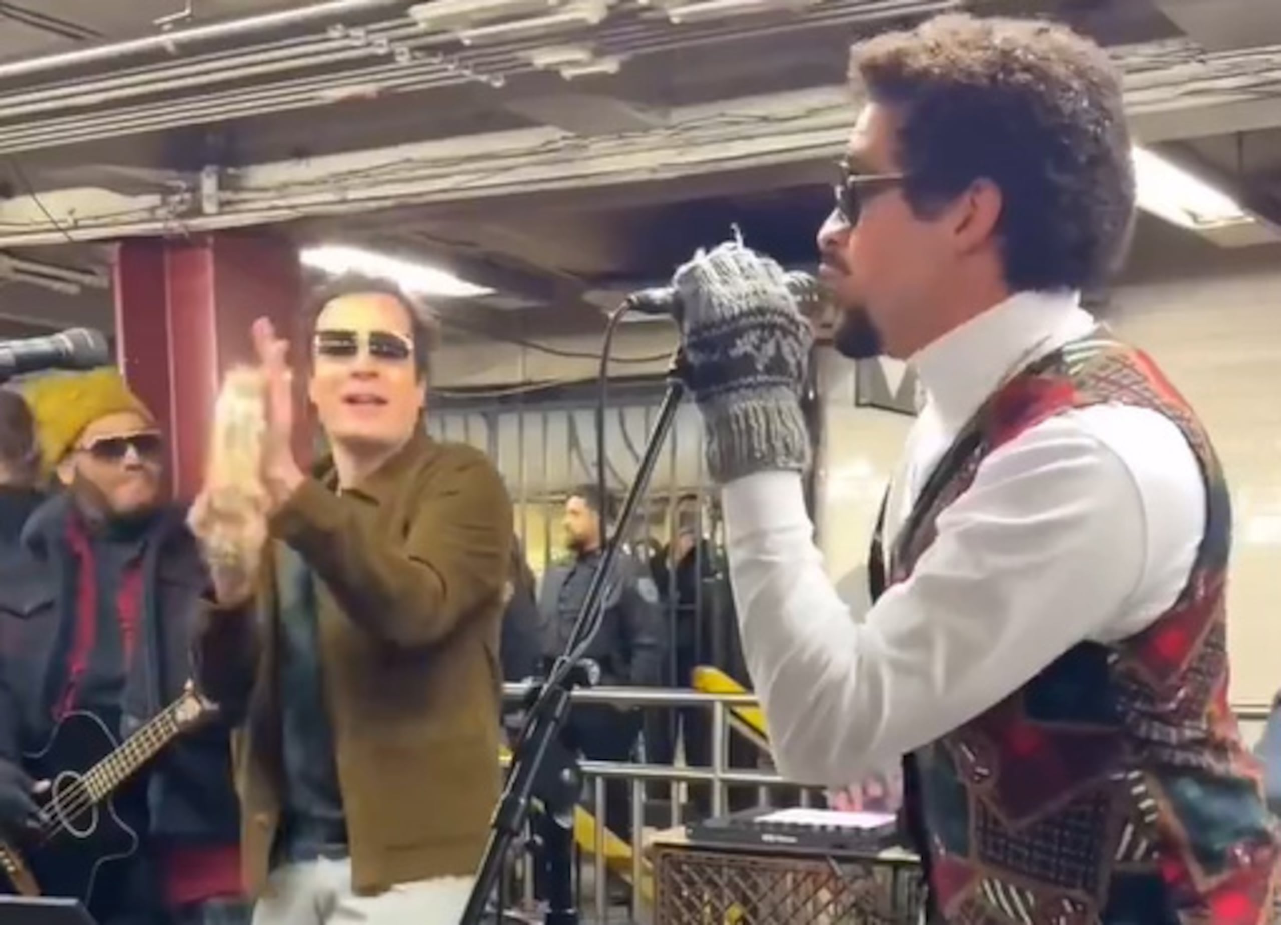 Jimmy Fallon y Bad Bunny en una estación del metro de Nueva York (X: @mickmicknyc)