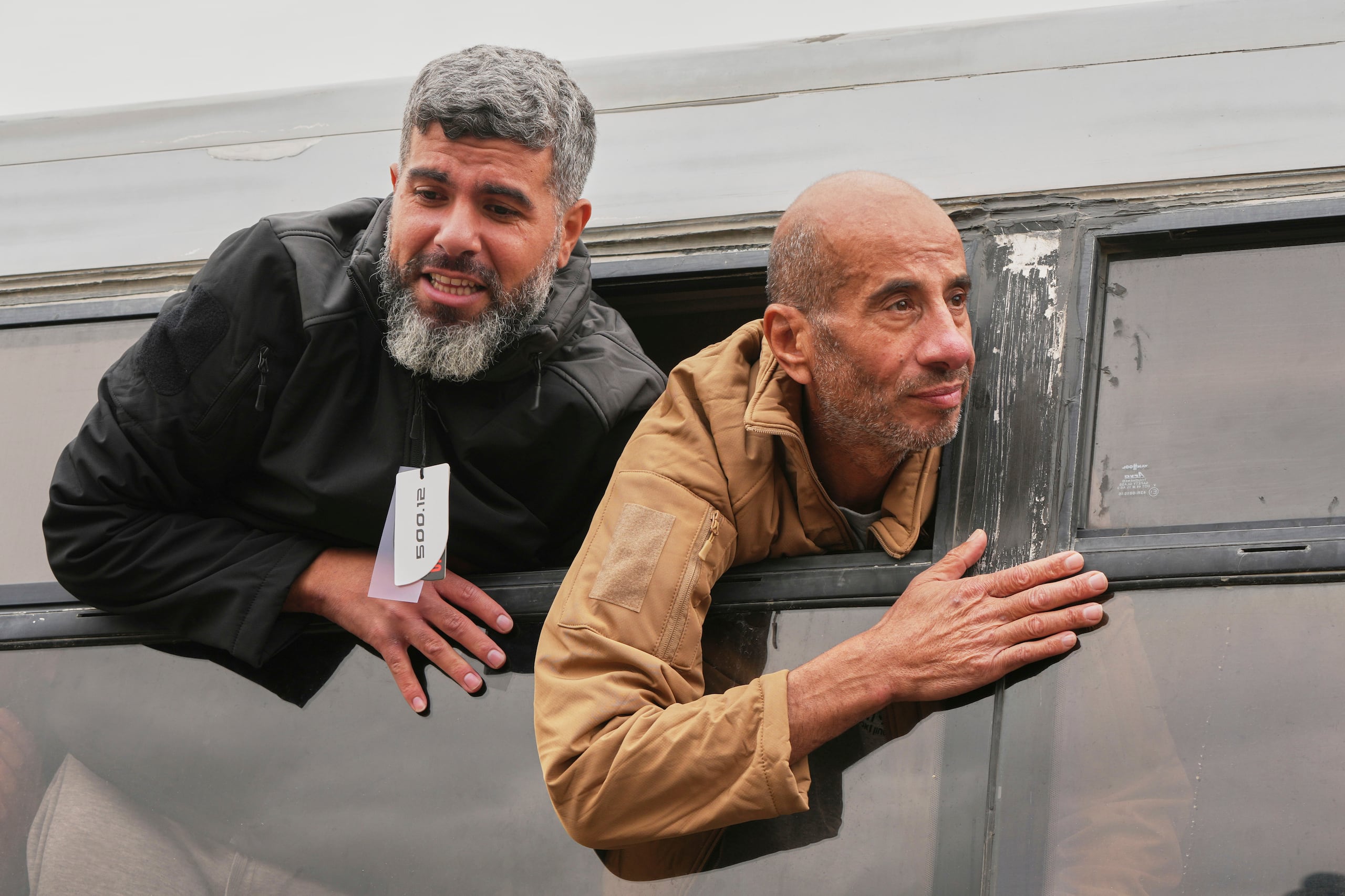 Los prisioneros palestinos liberados llegan a la Franja de Gaza tras ser liberados de una prisión israelí tras un acuerdo de alto el fuego entre Hamas e Israel en Khan Younis, al sur de la Franja de Gaza, el sábado 8 de febrero de 2025. (Foto AP/Abdel Kareem Hana)
