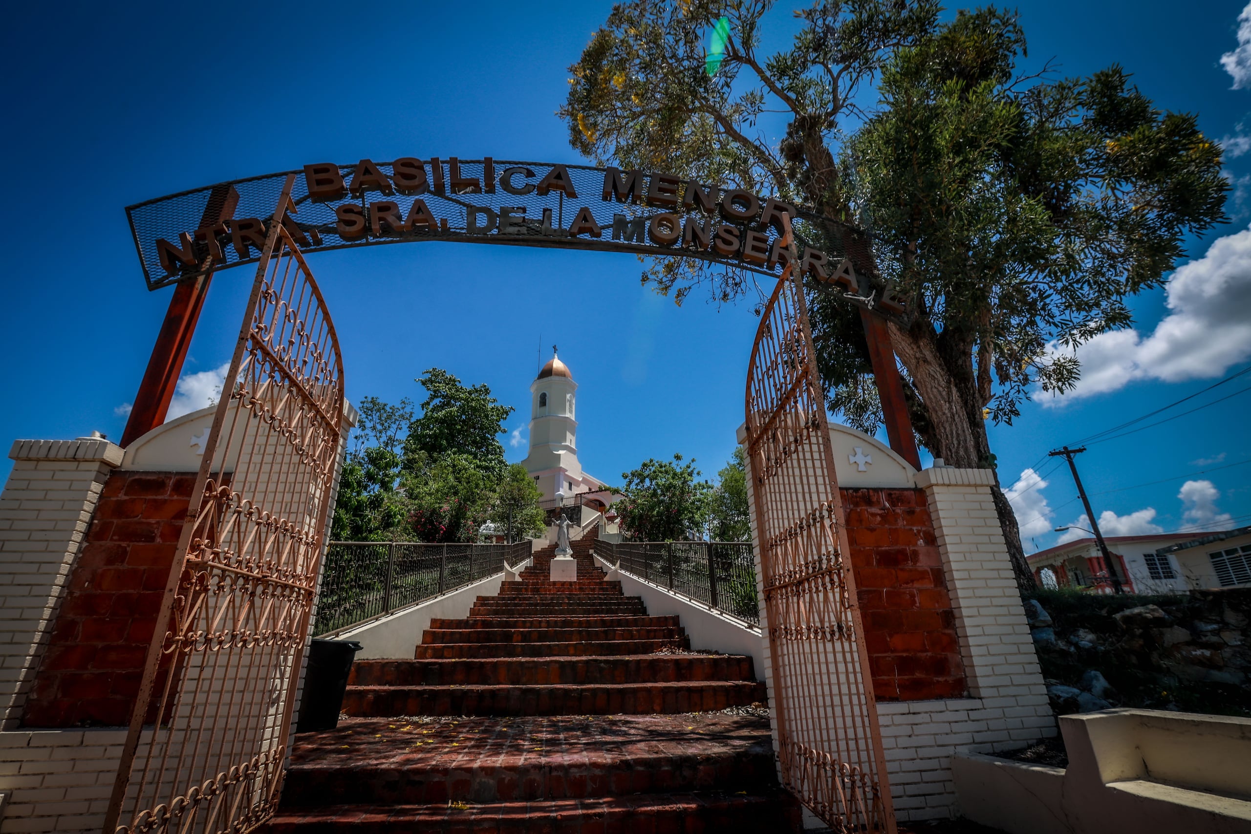 El municipio acoge la Basílica Menor de Nuestra Señora de la Monserrate.