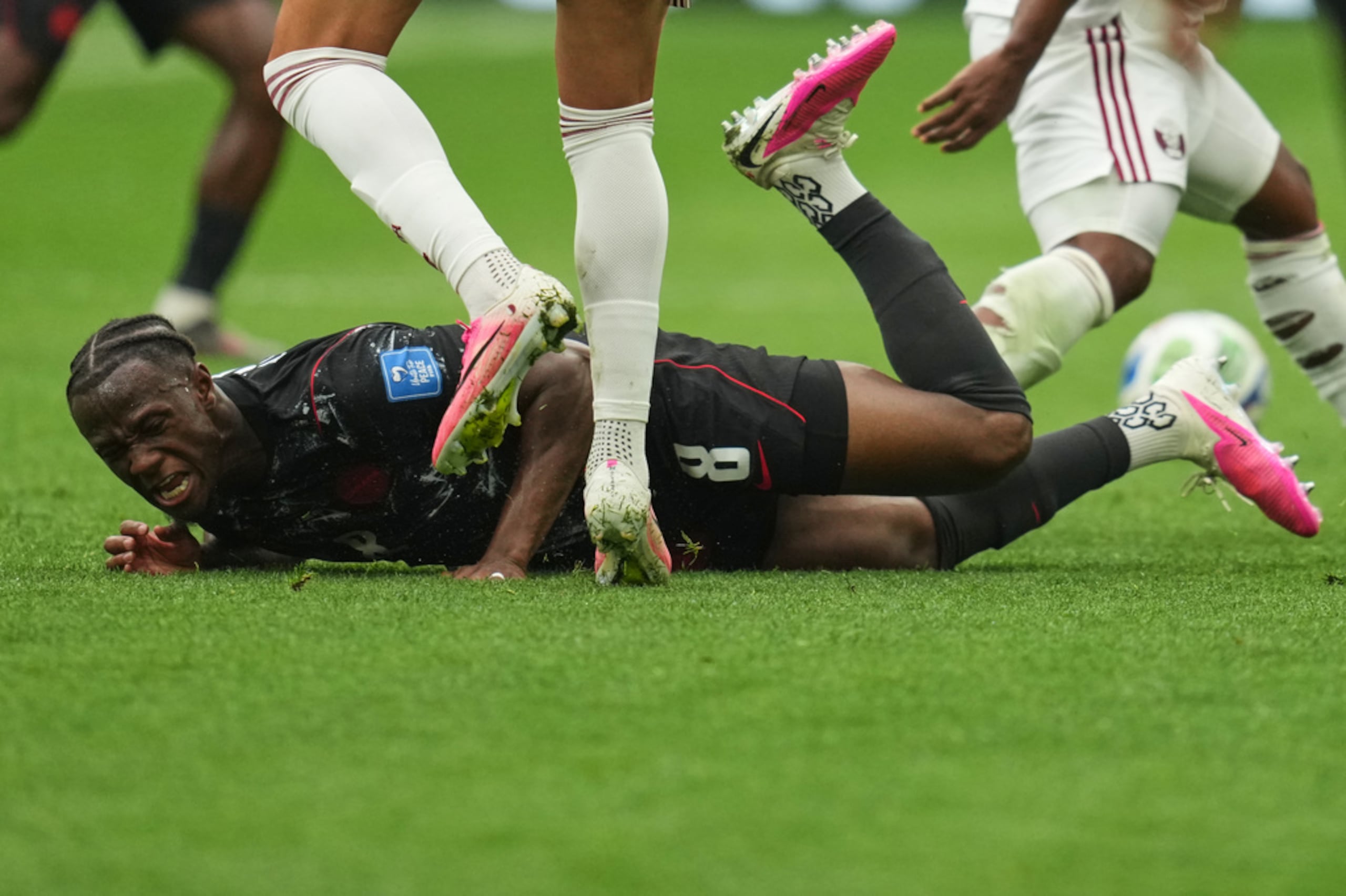 El canadiense Ismaël Koné cae mientras sufría una lesión durante el partido de la fase de grupos del Mundial entre Canadá y Catar.