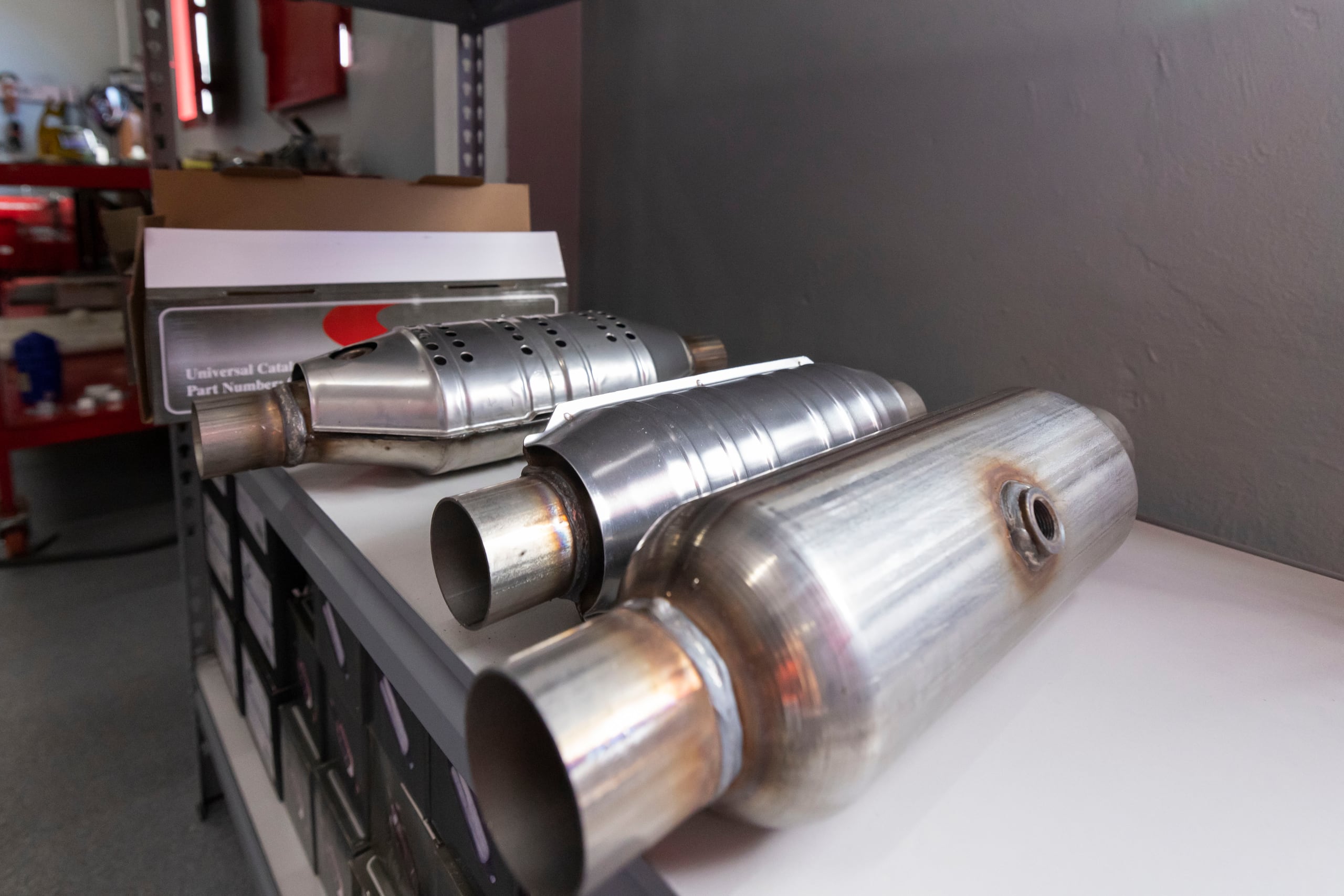 La función principal de un catalítico es reducir los gases contaminantes del escape, eliminando el combustible no quemado y compuestos potencialmente peligrosos antes de que lleguen a la atmósfera.