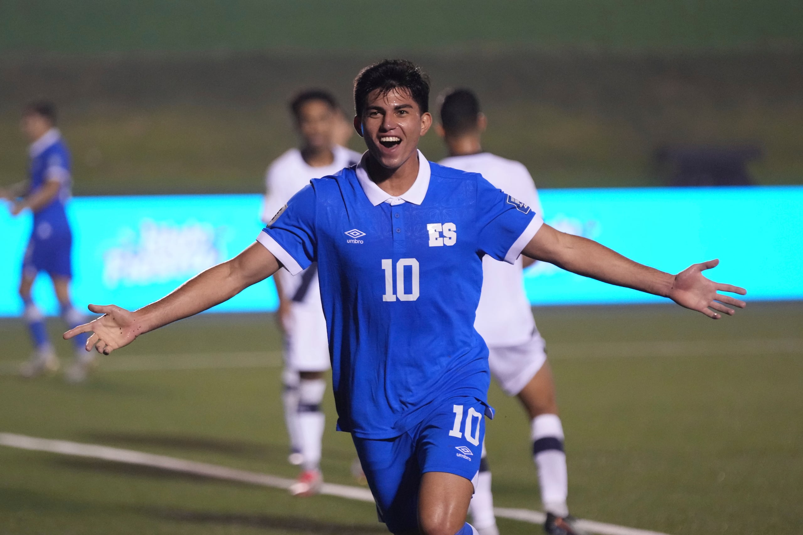El salvadoreño Harold Osorio celebra el primer gol de su equipo contra Guatemala durante un partido de clasificación para el Mundial 2026 en la Ciudad de Guatemala, el jueves 4 de septiembre de 2025. (Foto AP/Moisés Castillo)