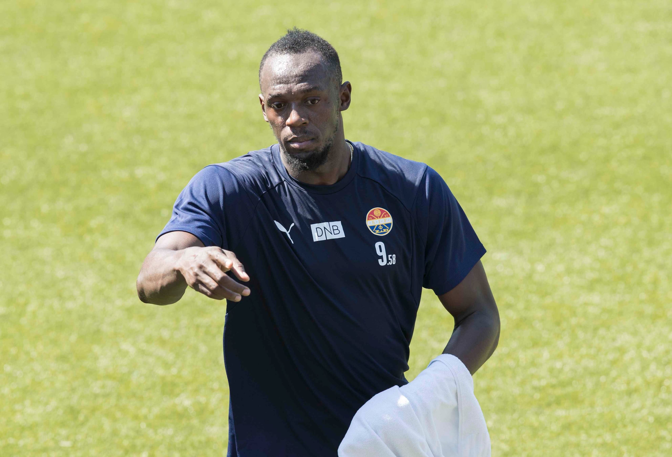Usain Bolt participa de un entrenamiento de fútbol con el club noruego Stromsgodset en el estadio Marienlyst en Drammen, Noruega, el miércoles 30 de mayo de 2018. (AP)