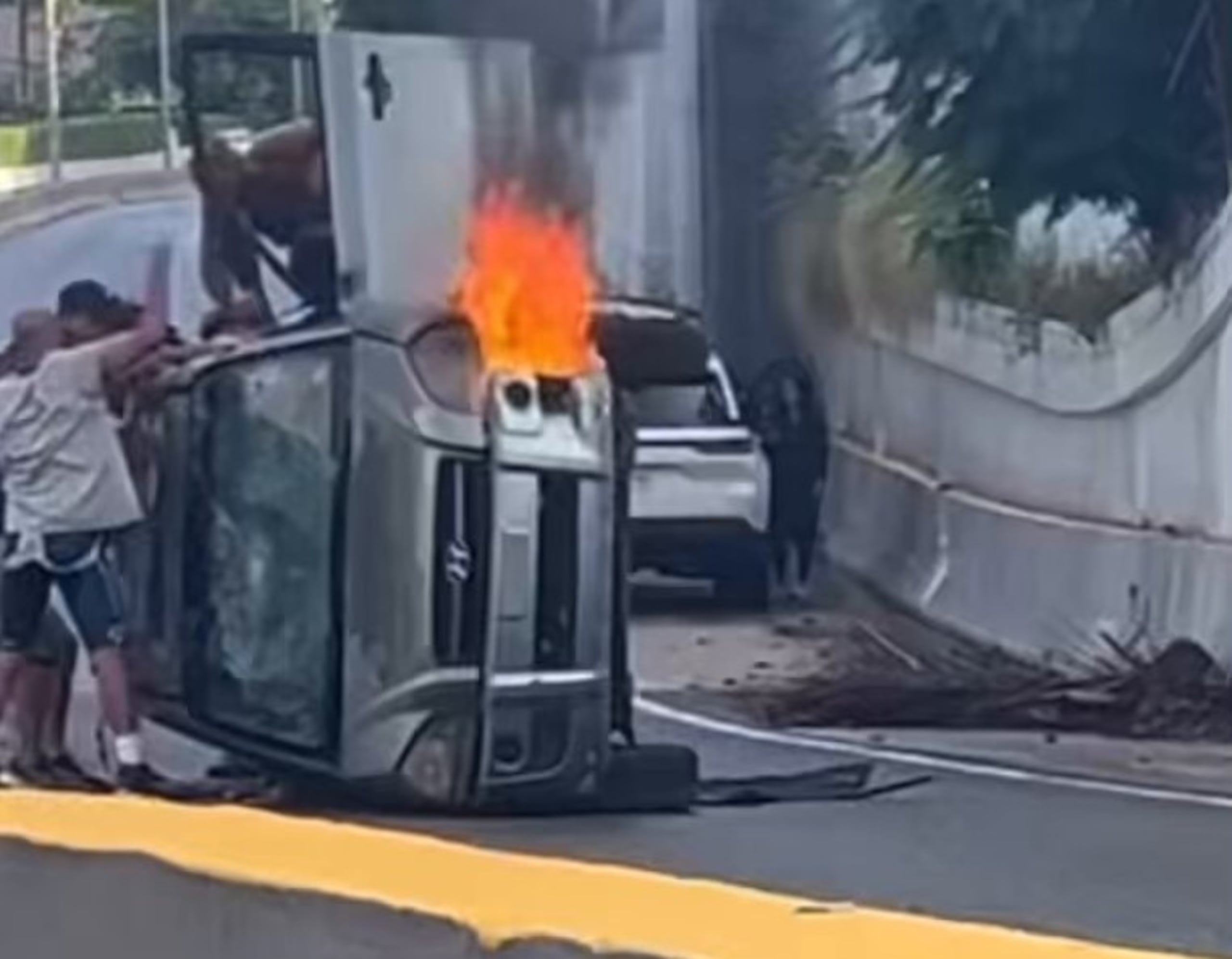 Vanessa Sánchez, de 44 años, fue sacada del vehículo y llevada al Centro Médico de Río Piedras en condición estable.