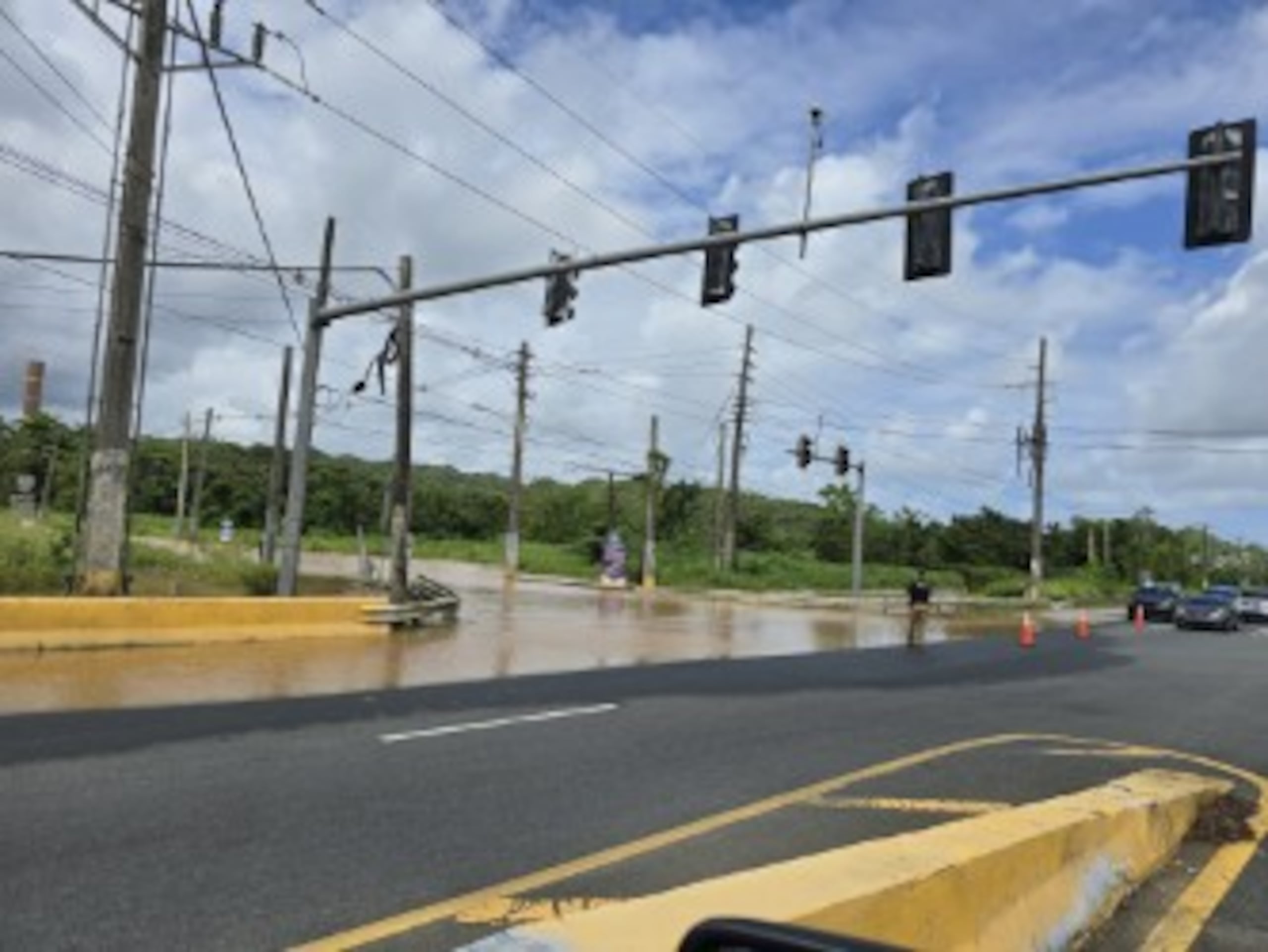 Carretera inundada en Vega Alta