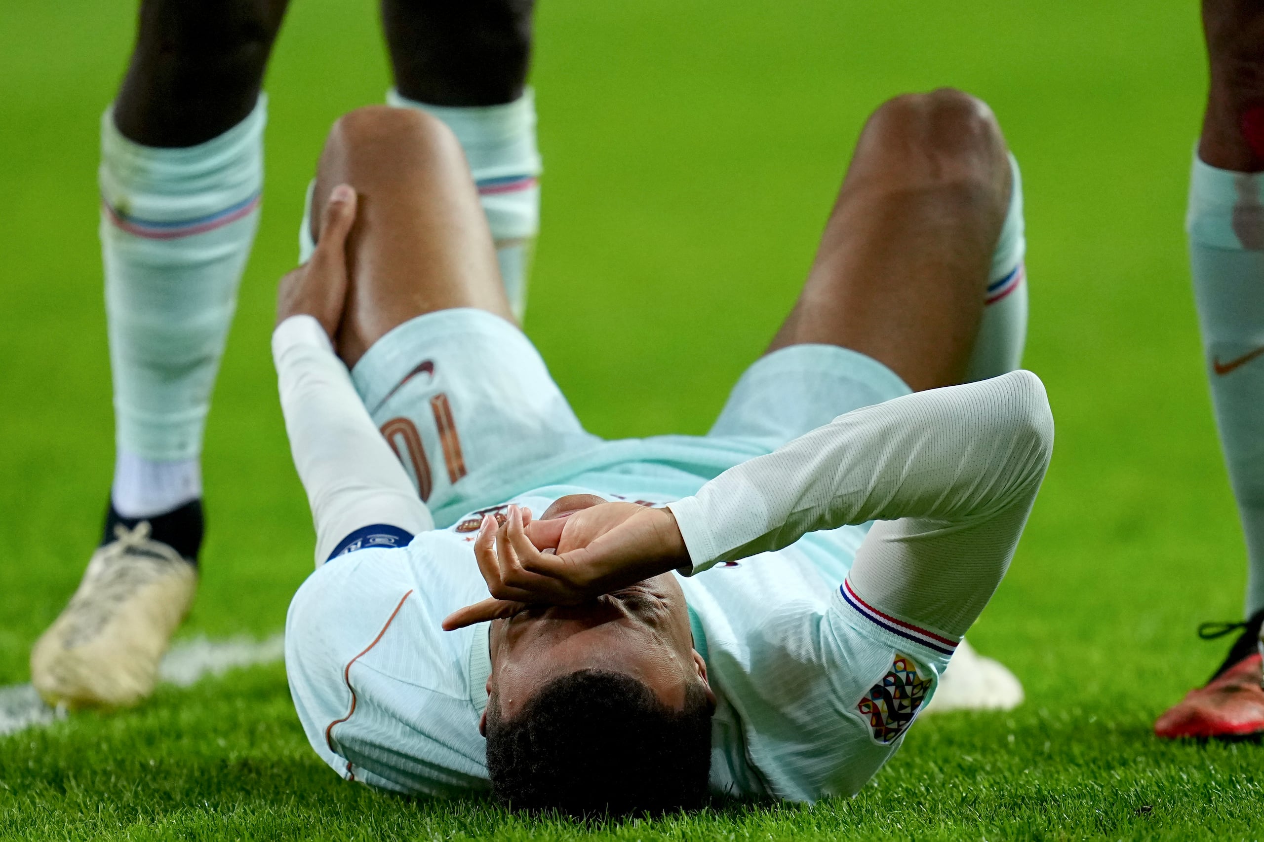 La dolencia del goleador francés está a la espera de pruebas pero las primeras exploraciones apuntan a una lesión tendinosa en la rodilla izquierda.