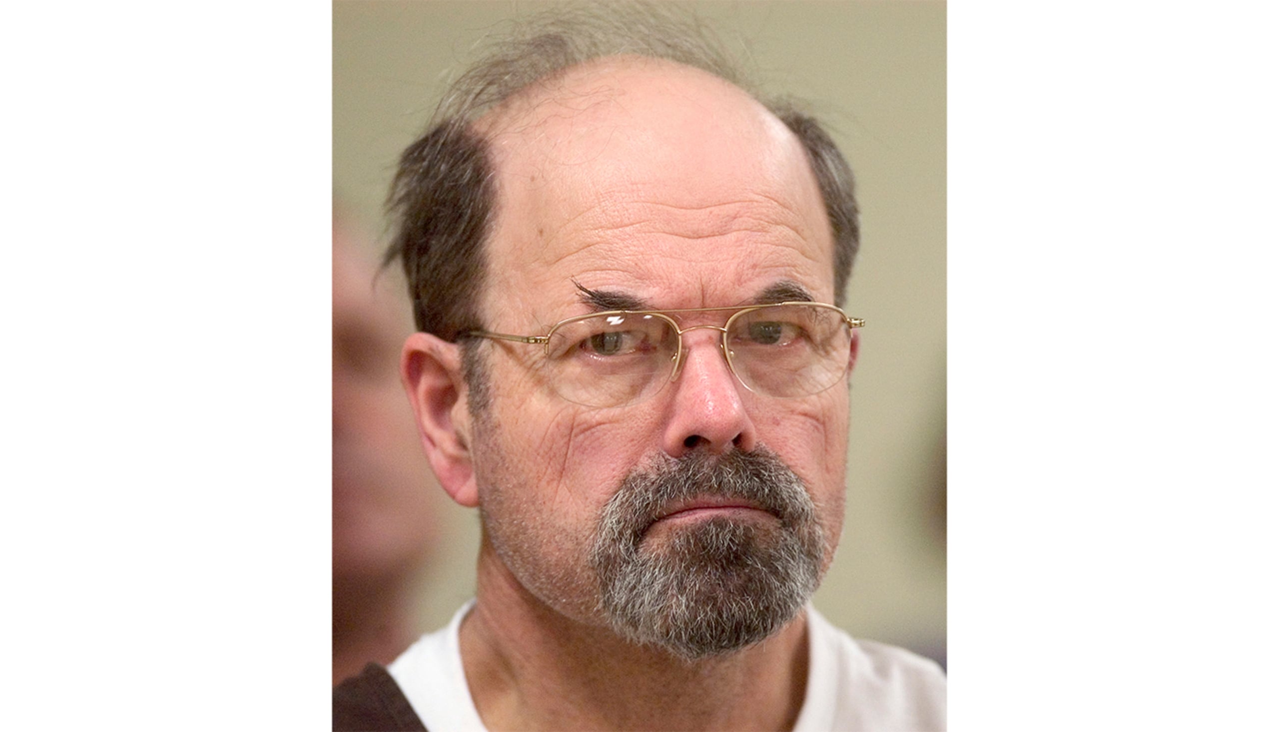 El padre de Kerri Rawson es el notorio asesino en serie Dennis Rader, conocido como BTK (bound, torture killer), quien cumple 10 cadenas perpetuas por los crímenes de al menos 10 personas entre 1974 y 2006.