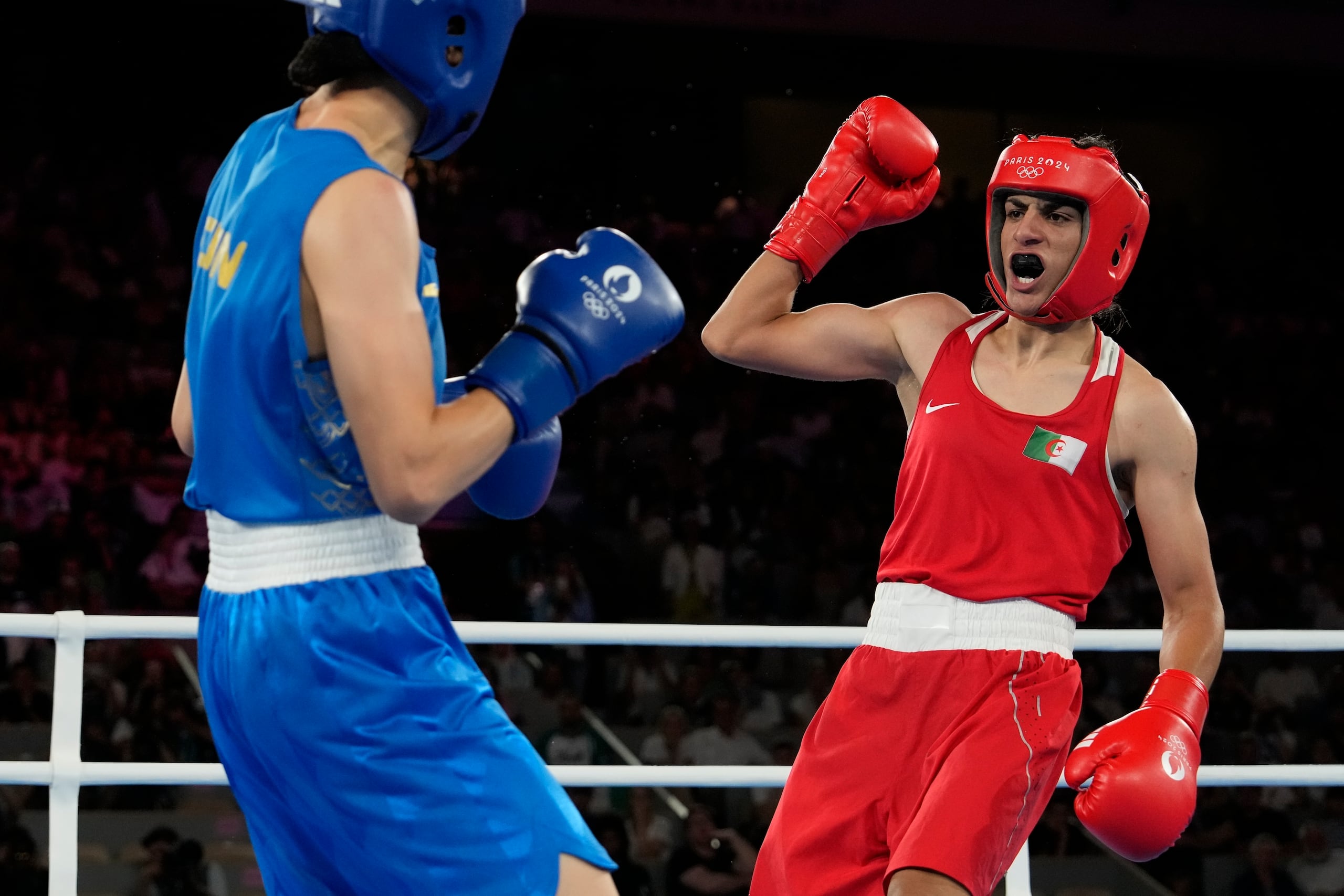 La argelina Imane Khelif (derecha) se enfrenta a la china Yang Liu en la final de boxeo femenina de 66 kg de los Juegos Olímpicos París 2024.