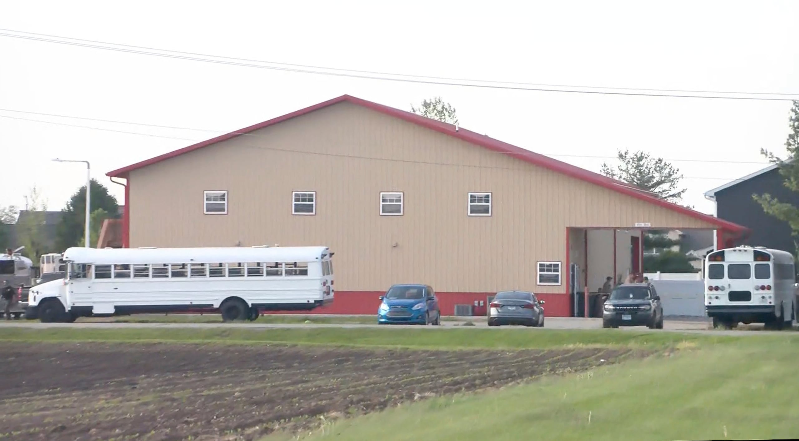 Esta imagen tomada de un video difundido por WCIA muestra a trabajadores de emergencias en el lugar en donde un vehículo atravesó un edificio en el que se realizaban actividades extracurriculares, matando a varias personas.