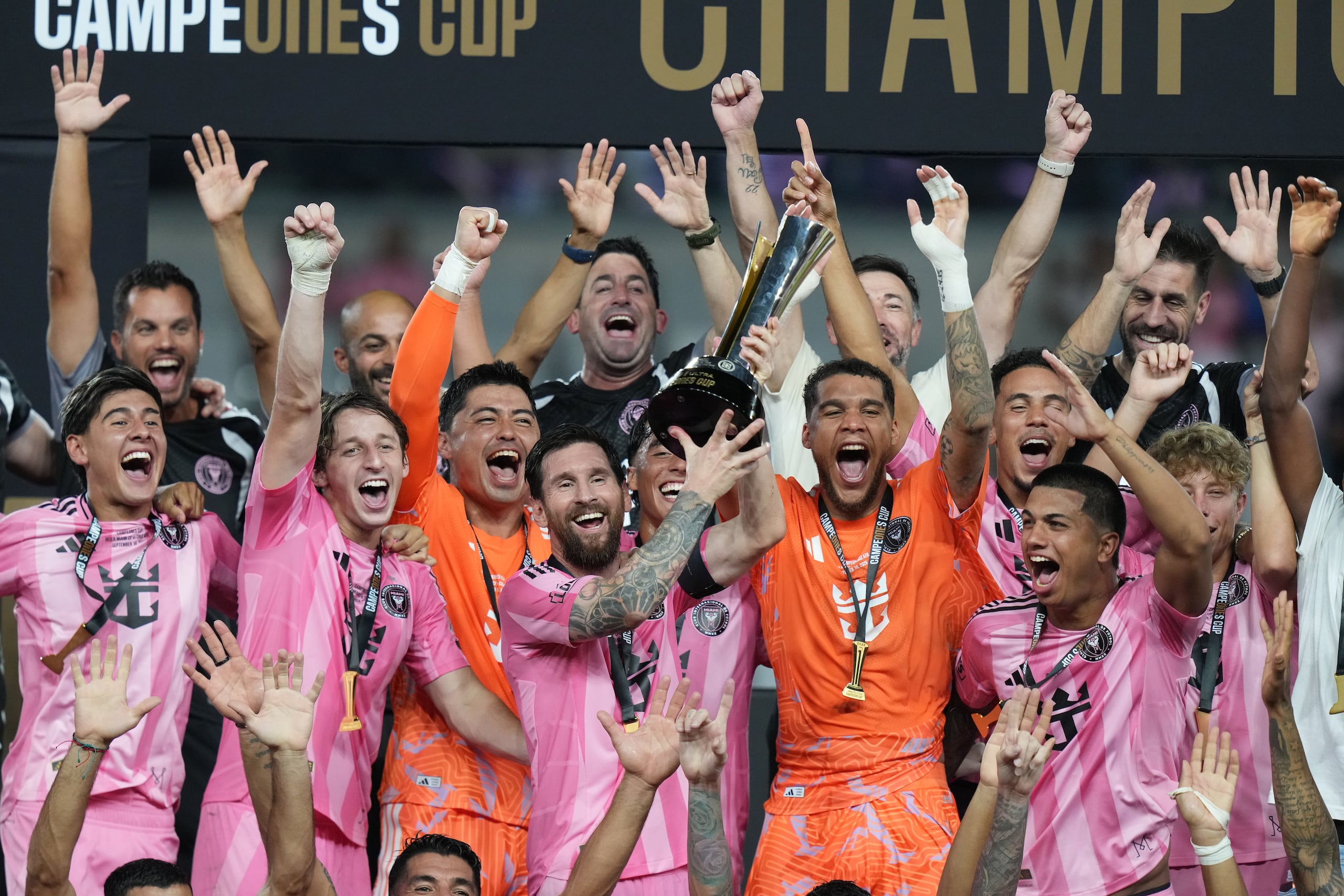 Lionel Messi celebra con sus compañeros del Inter Miami tras ganar la Copa de Campeones Concacaf al vencer a Cruz Azul el miércoles 16 de septiembre del 2026. (AP Foto/Lynne Sladky)