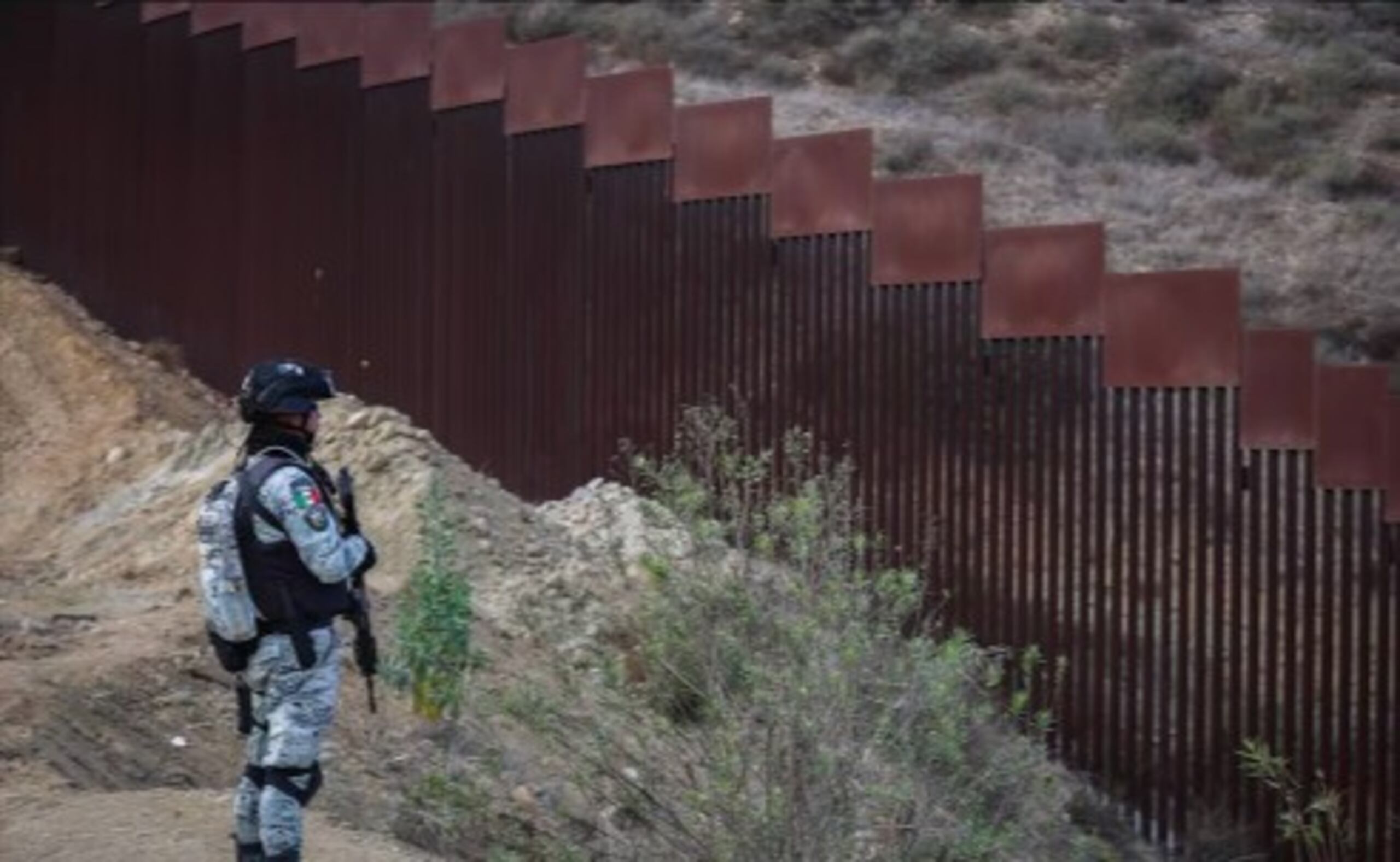 Un miembro de la Guardia Nacional Mexicana indicó que tratan de disuadir a los inmigrantes para que no crucen, pero no intervienen con ellos ni lo evitan.