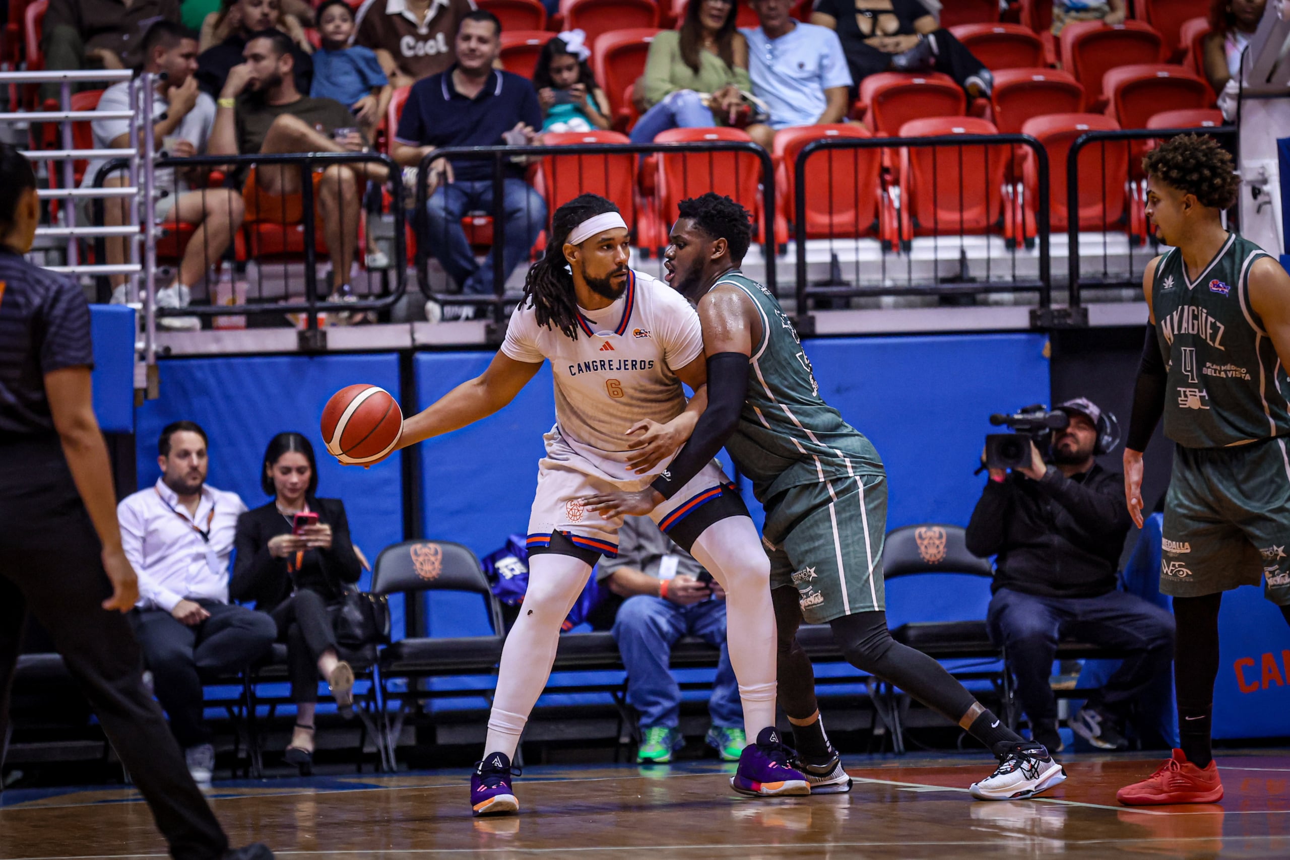 Jared Sullinger, de los Cangrejeros de Santurce, en un partido contra los Indios de Mayagüez.
