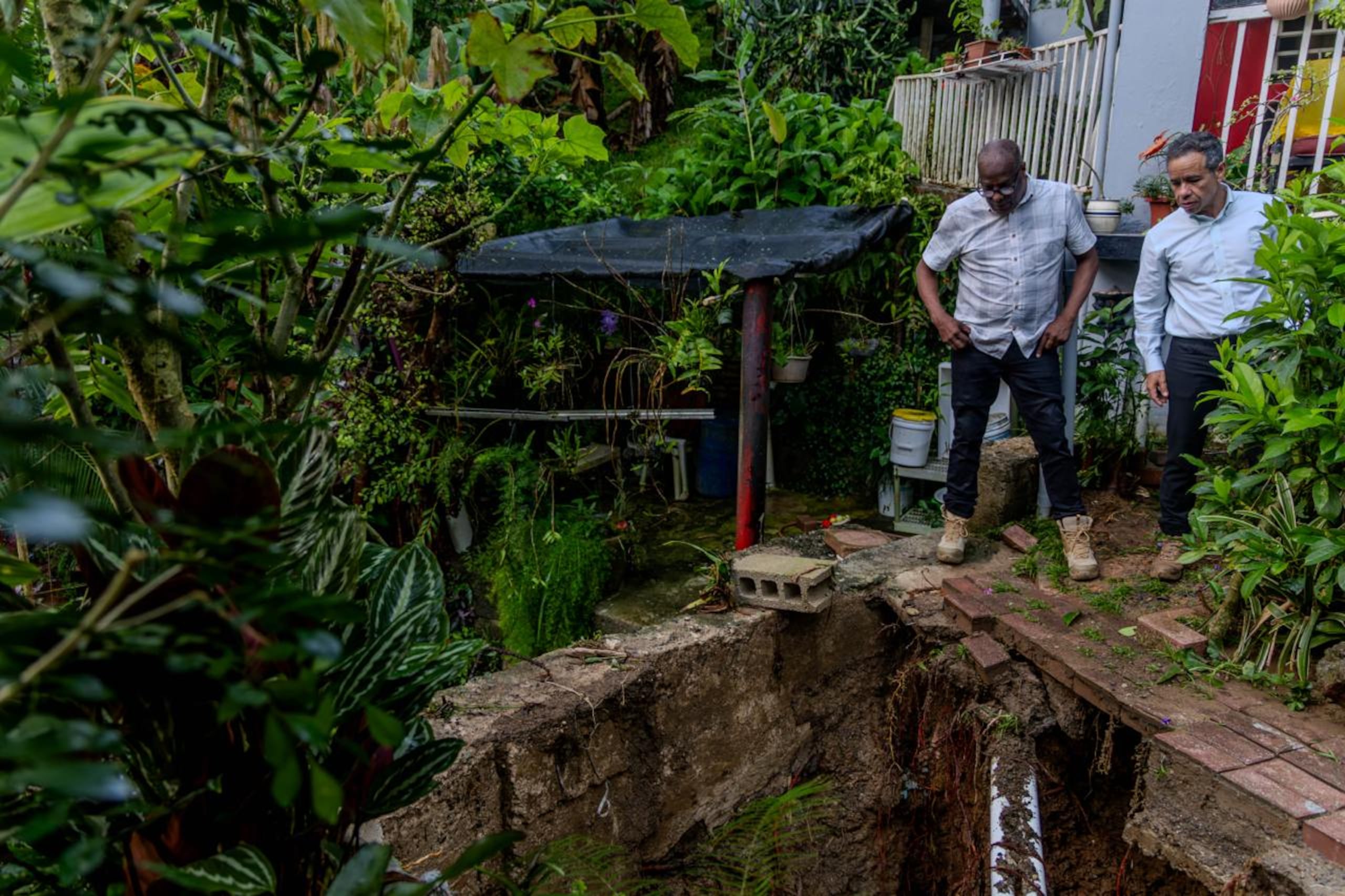 El alcalde Miguel Romero Lugo inspecciona algunos de los lugares que sufrieron daños en San Juan luego de fuertes lluvias el lunes.