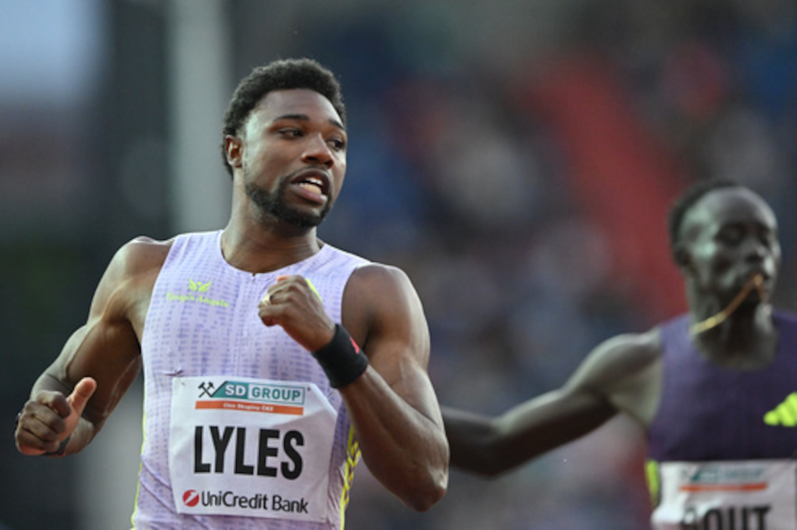 En esta fotografía de archivo del 16 de junio de 2026, el velocista estadounidense Noah Lyles compite por la victoria en la prueba masculina de los 150 metros en el meeting de atletismo Golden Spike, celebrado en Ostrava, República Checa. (Foto AP/Lukas Kabon, Archivo)