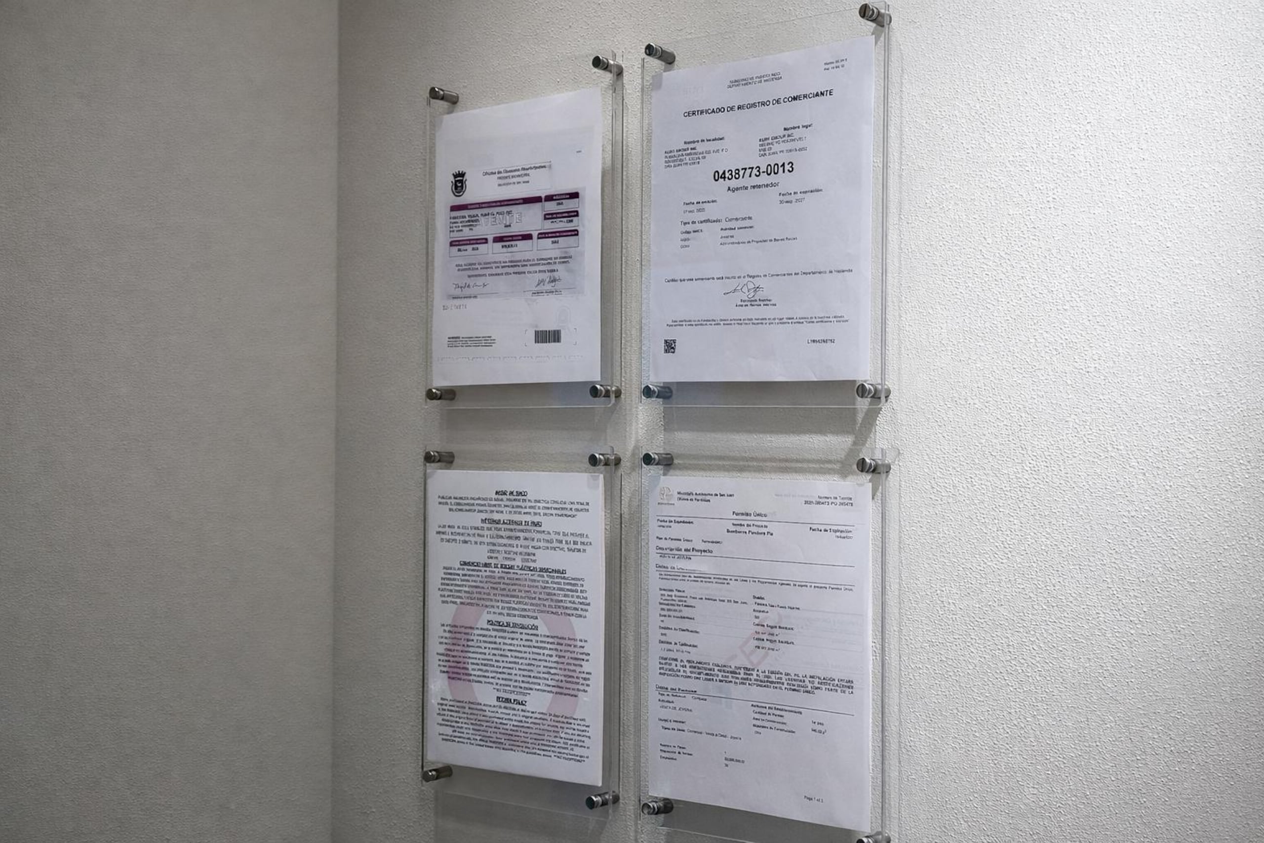 En los establecimientos se inspeccionó el cumplimiento de los reglamentos y leyes aplicables, incluyendo la Ley Orgánica del DACO, las disposiciones del Reglamento de Prácticas y Anuncios Engañosos y el Reglamento de Rotulación y Anuncio de Precios