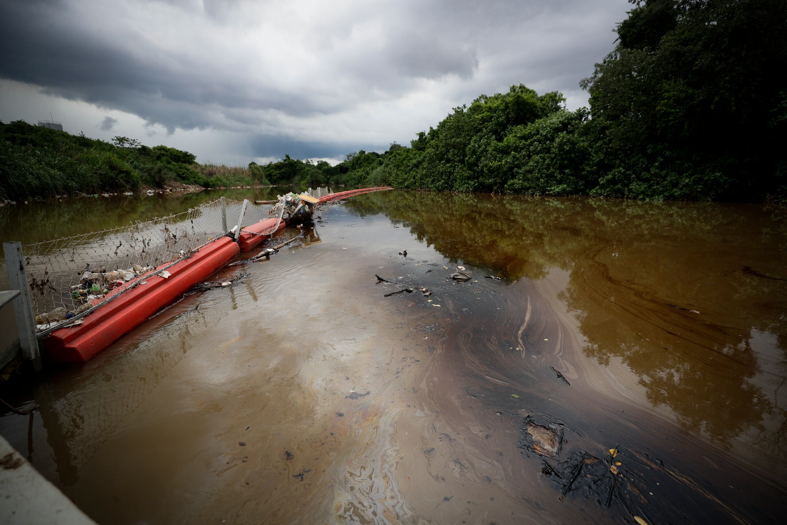 La mancha del combustible se apreciaba este martes a lo largo del río, hasta donde llegaron funcionarios del Ministerio de Ambiente.