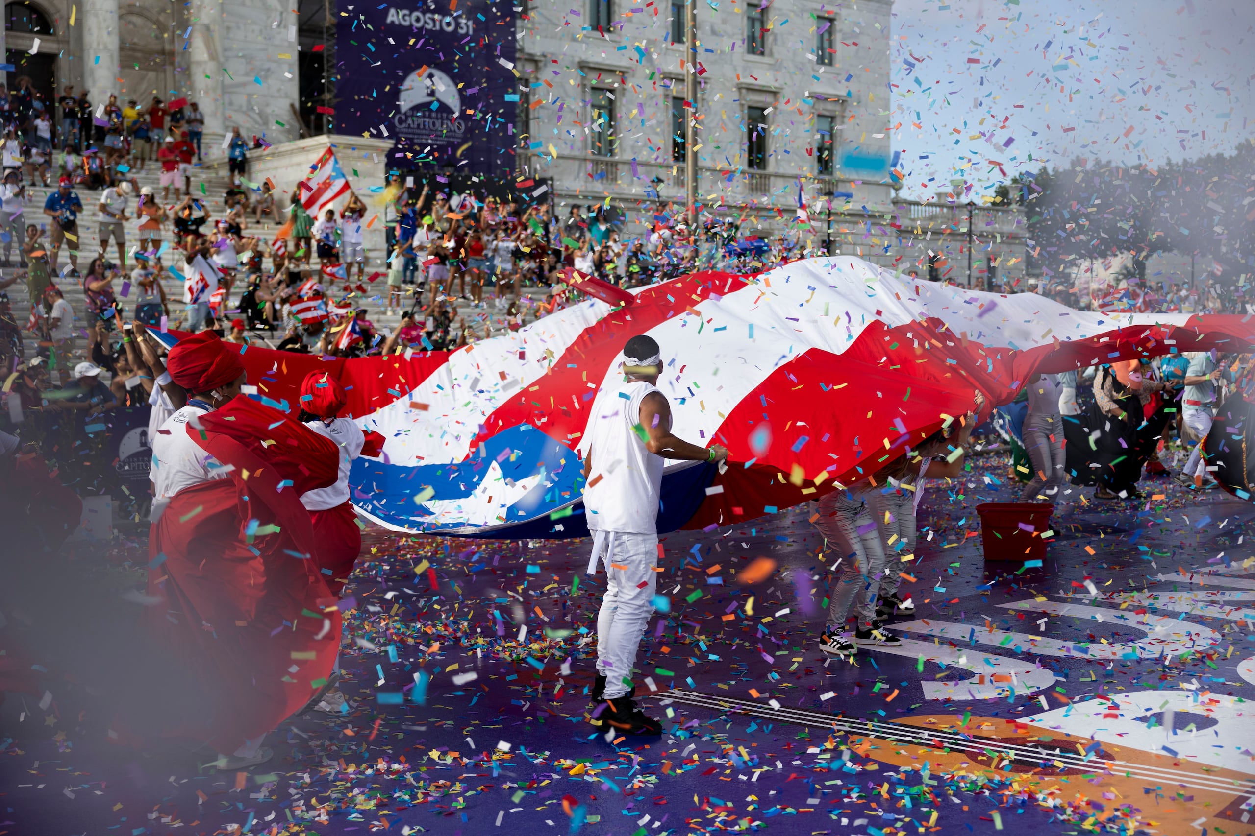 La Primera Parada Puertorriqueña en la isla culminó con el despliegue de una gigantesca bandera provocando una ovación sin precedentes.