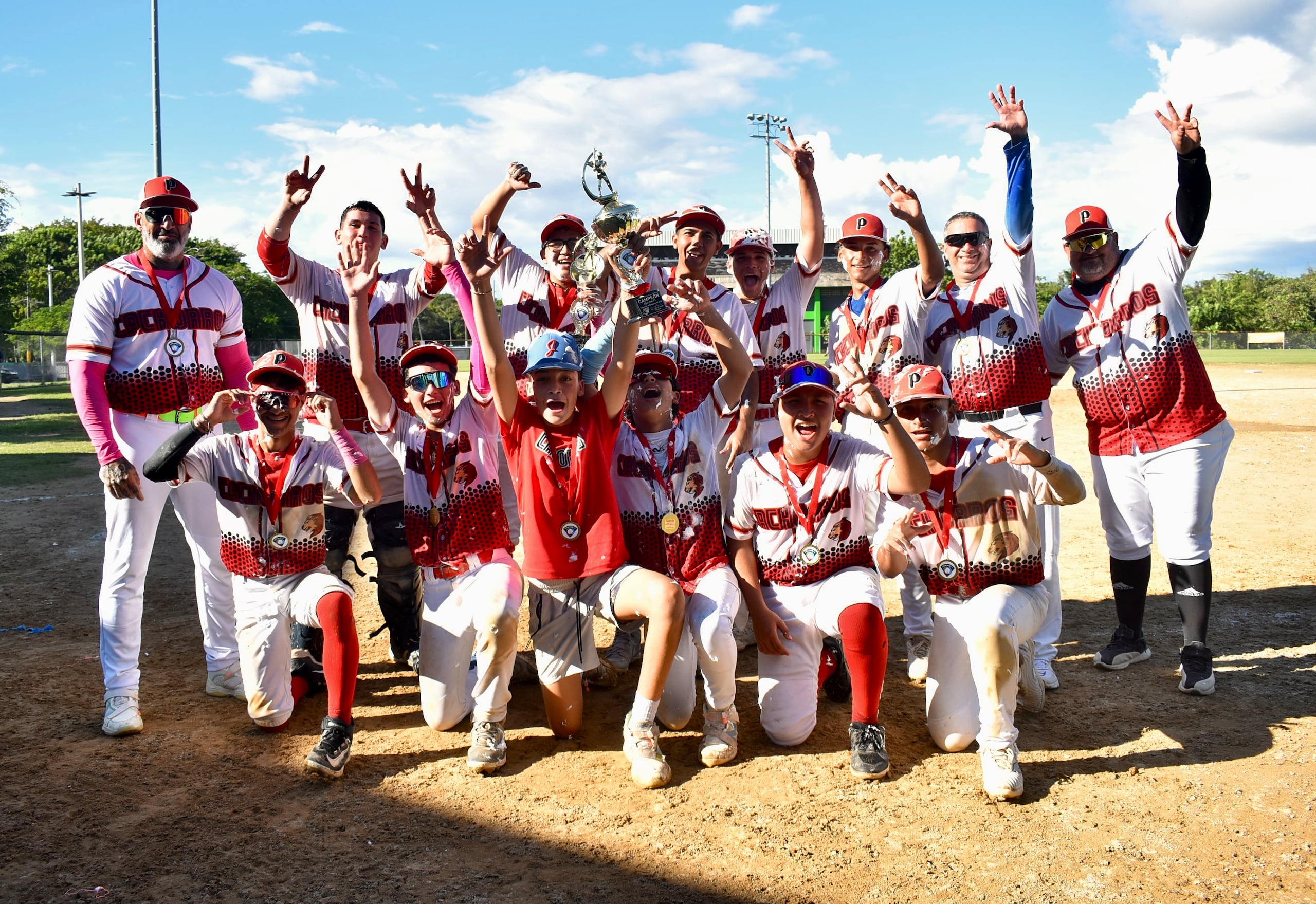 Los integrantes de los Cachorros de Ponce posan con su trofeo de campeón.