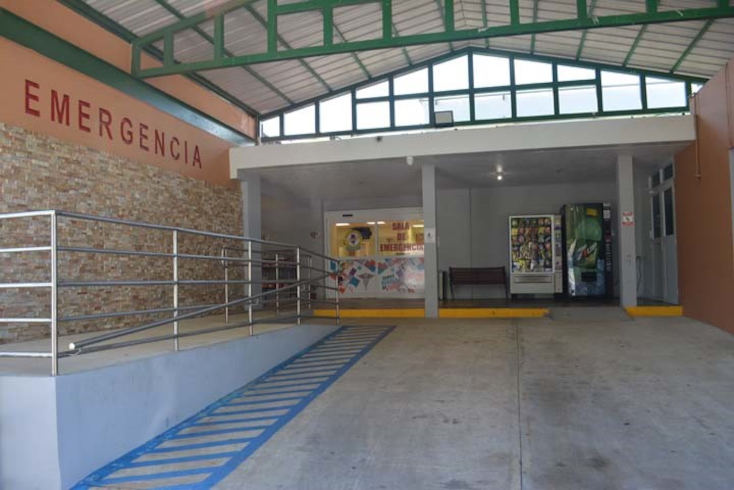 Entrada a la sala de emergencias del Hospital Castañer.